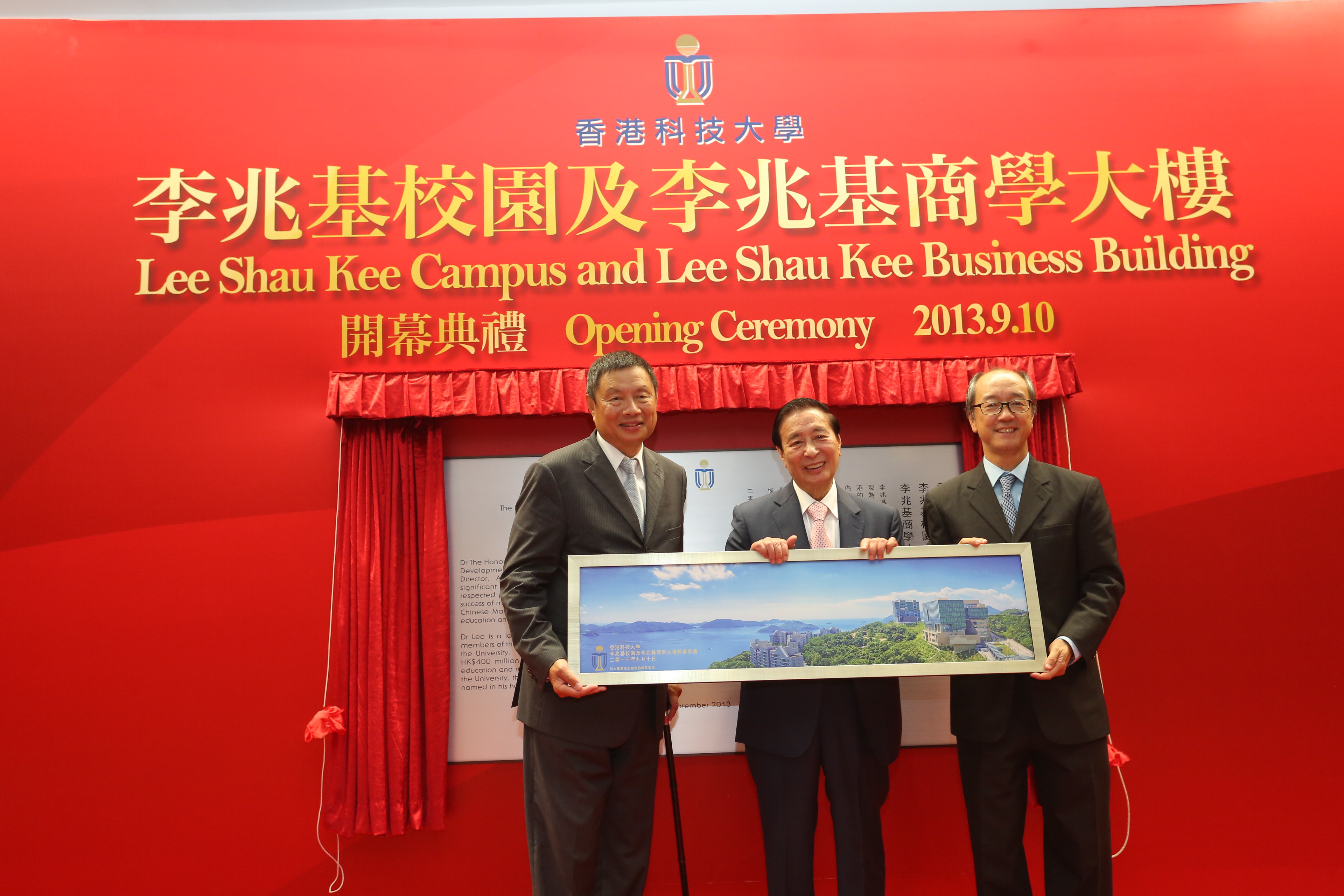  HKUST Council Chairman Dr Marvin Cheung (left) and President Prof Tony Chan (right) present a commemorative picture of the Lee Shau Kee Campus to Dr Lee Shau Kee.