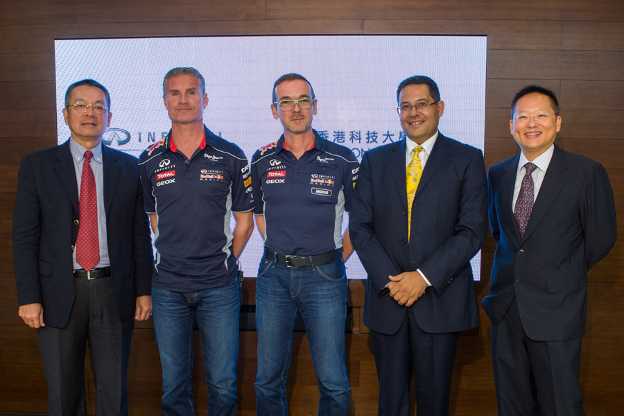 ( 左 起 ) 科 大 副 校 长 翁 以 登 博 士 、 Infiniti Red Bull 一 级 方 程 式 车 手 大 使 David Coulthard 先 生 、 Infiniti F1 全 球 总 监 Andreas Sigl 先 生、 科 大 工 程 学 院 院 长 李 德 富 教 授 和 工 业 工 程 及 物 流 管 理 学 系 苏 孝 宇 教 授 。