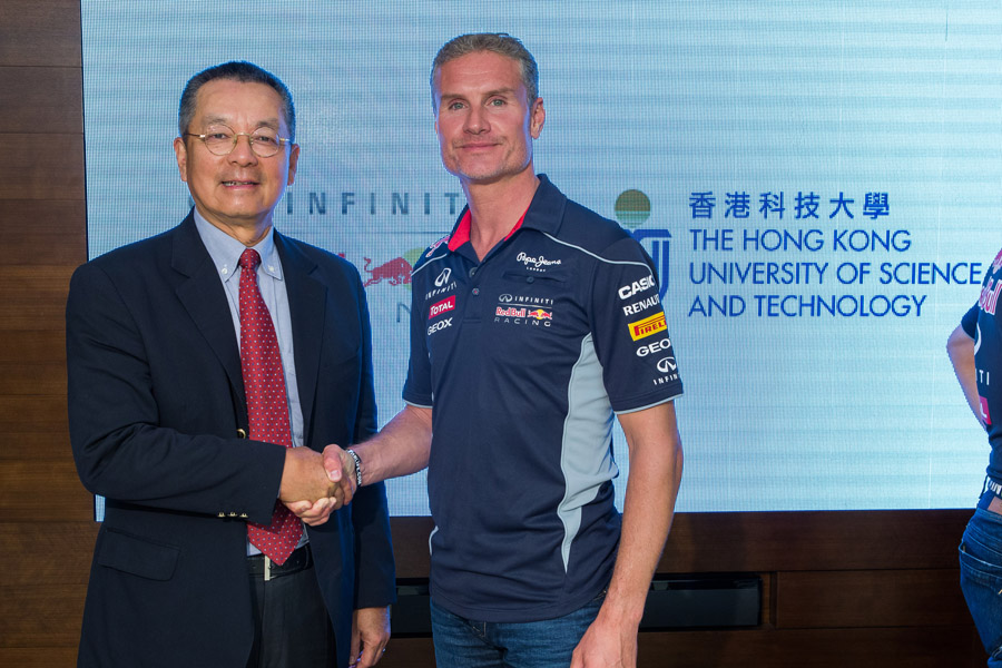 翁 以 登 博 士 ( 左 ) 和 David Coulthard 先 生 。