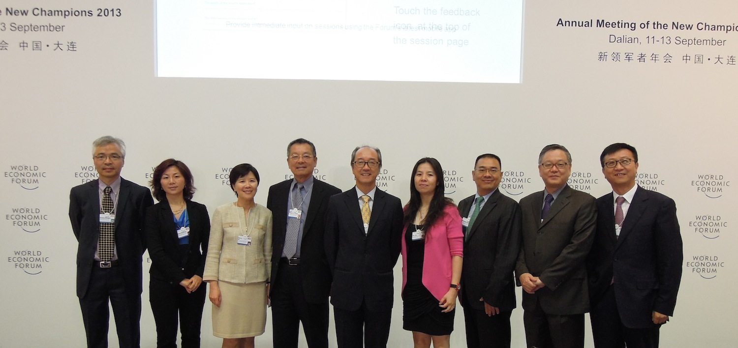  At the World Economic Forum: HKUST President Prof Tony Chan (middle), Vice-President Dr Eden Woon (fourth left), Dean of Science Prof Nancy Ip (third left), Prof Zhang Mingjie (first left) and Prof Karl Tsim (second right) from Division of Life Science.