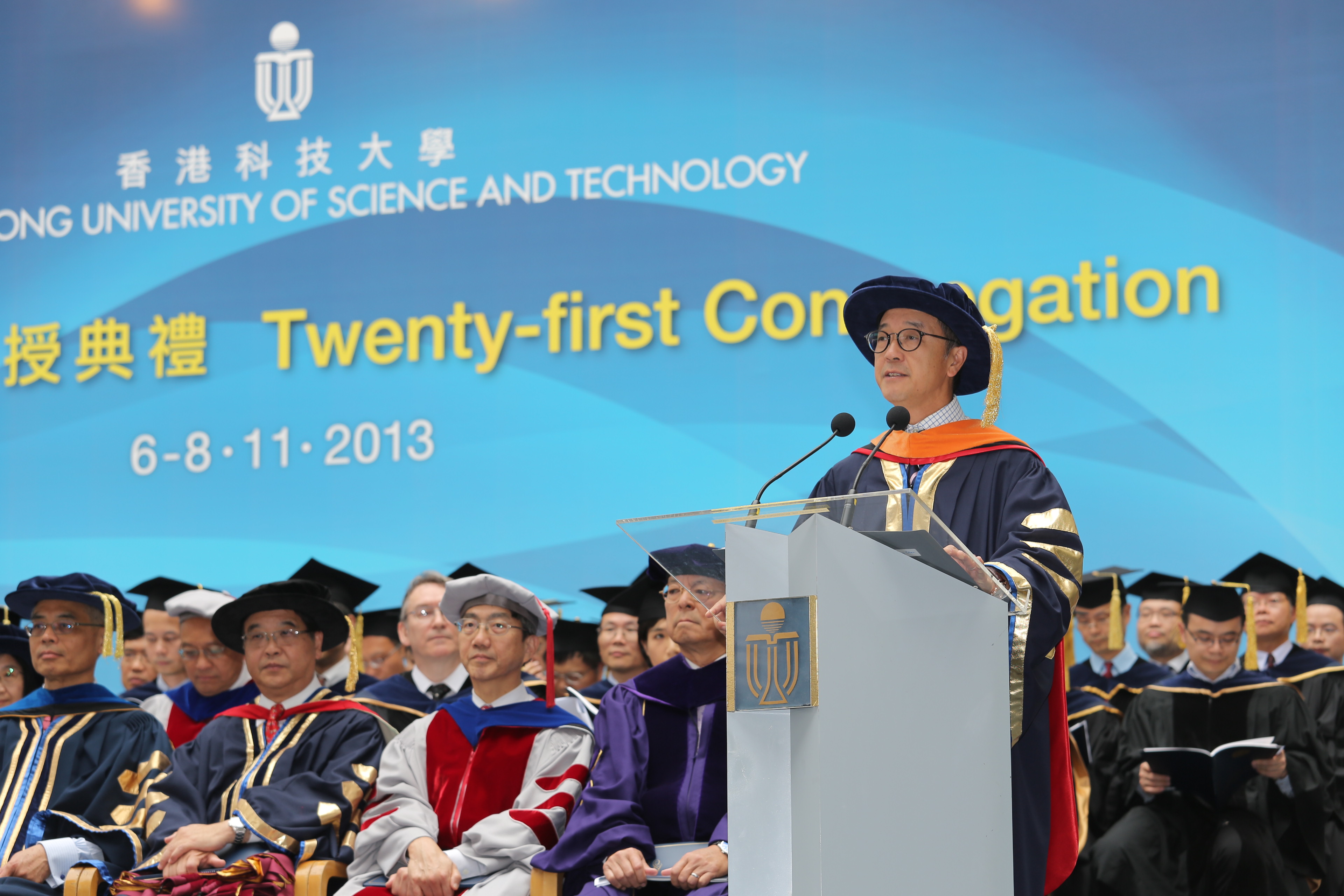  President Tony F Chan congratulates the graduates.