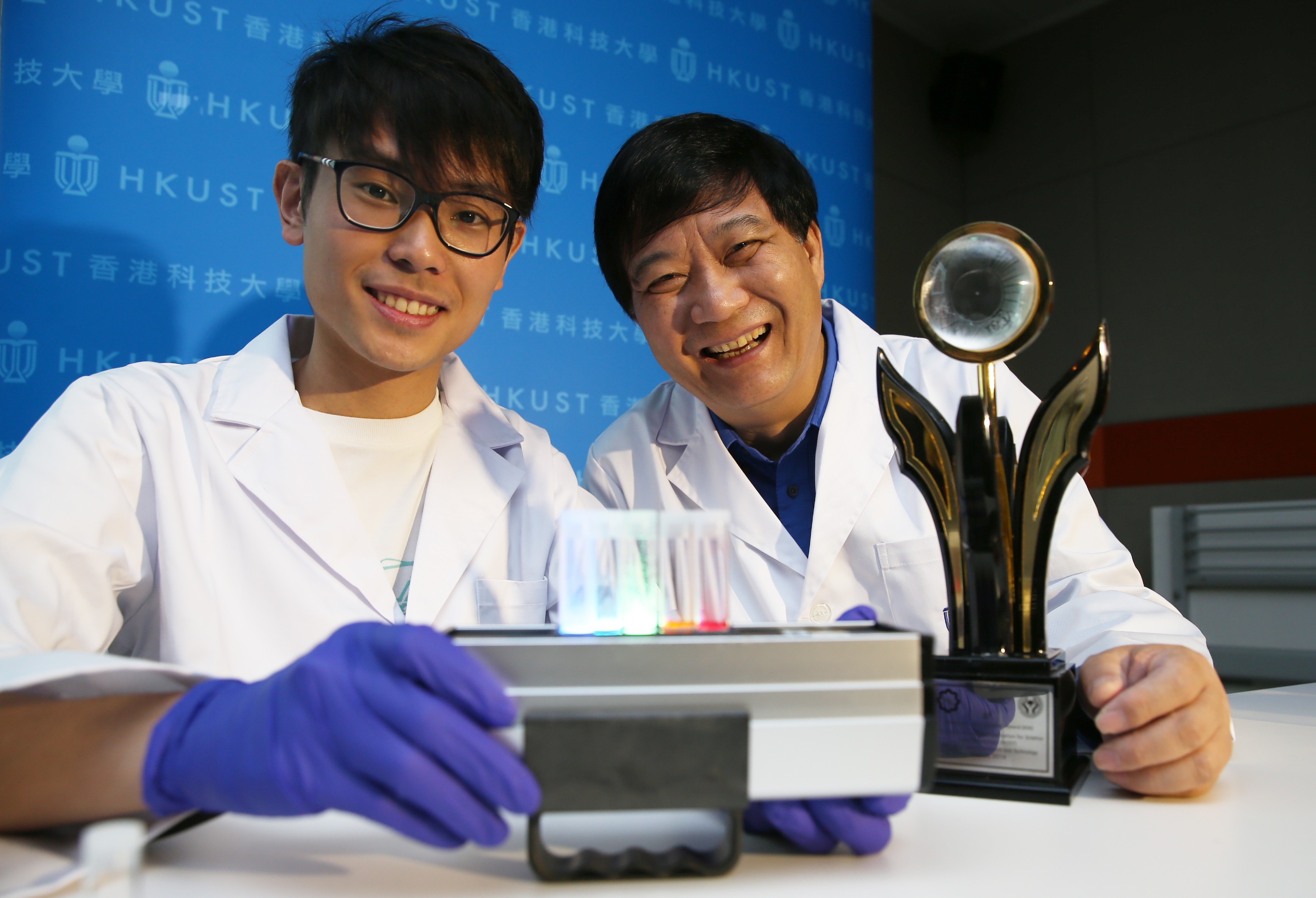 Prof Ben Zhong Tang (right) with his Khwarizmi International Award, recognizing his outstanding achievements in aggregation-induced emission (AIE).