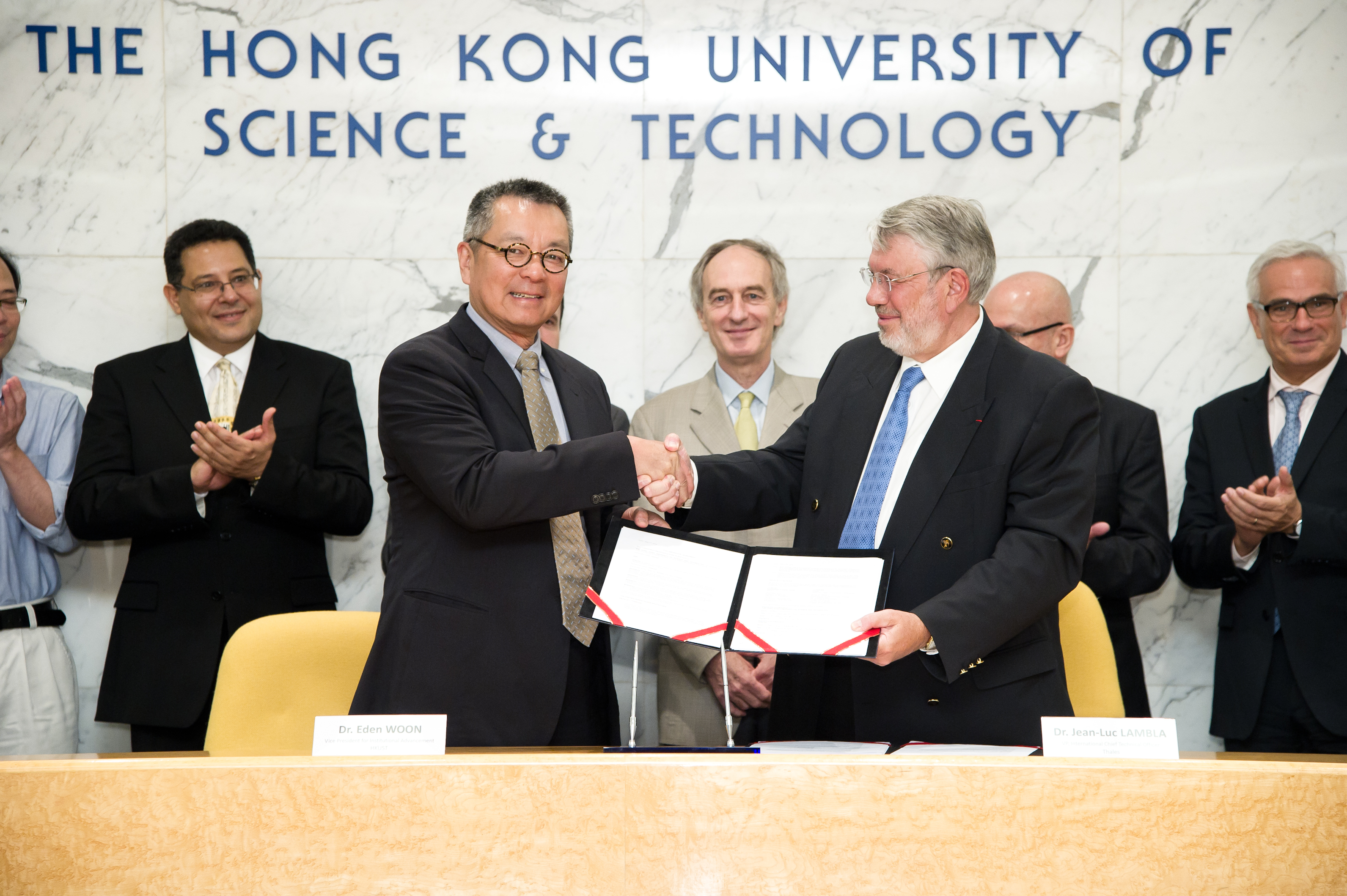  翁 以 登 博 士 （ 左 ） 及 Jean-Luc Lambla 博 士 。