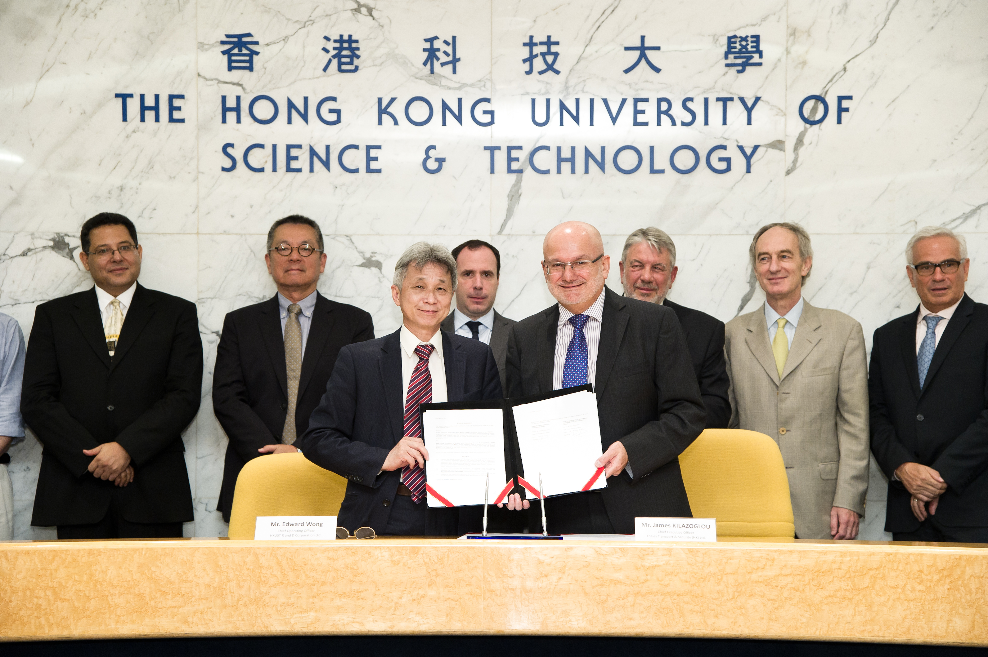  黄 础 章 先 生 （ 左 ） 及 James Kilazoglou 先 生 。