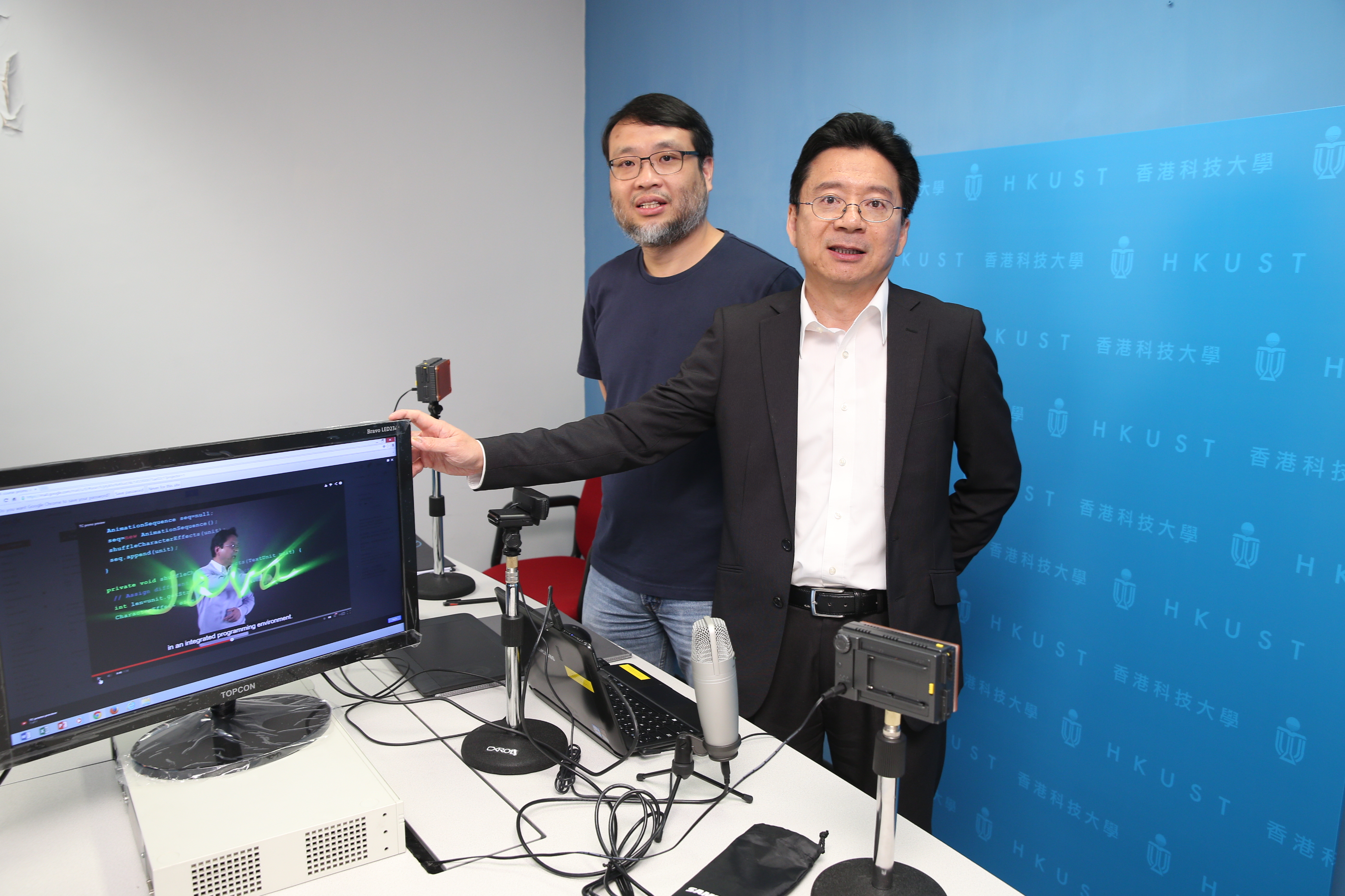  Prof Ting-chuen Pong (right) and Prof King-lau Chow introduce how to produce online course materials at the mini "lecture room".