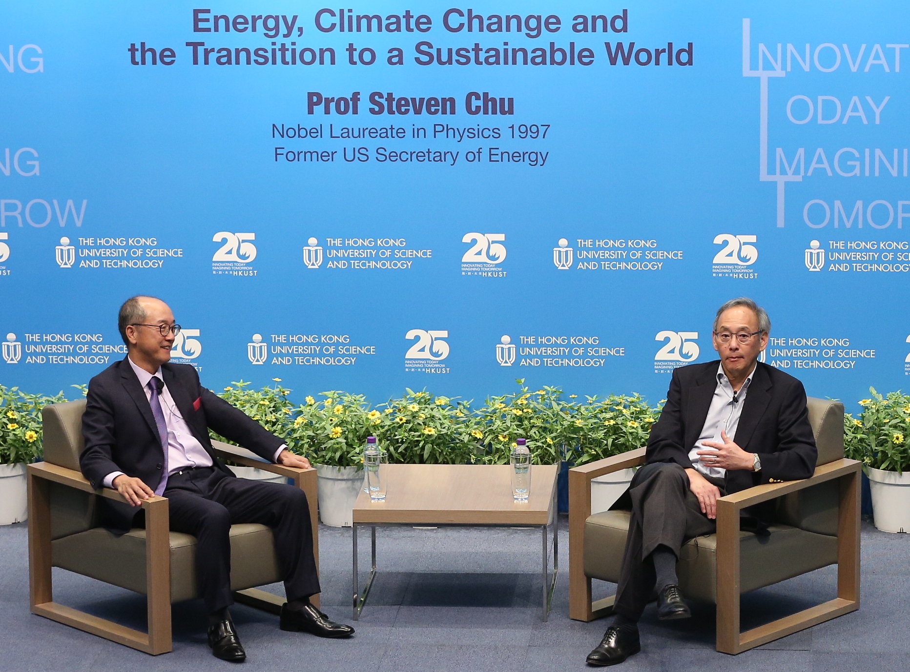  A discussion between Prof Steven Chu (right) and President Tony Chan