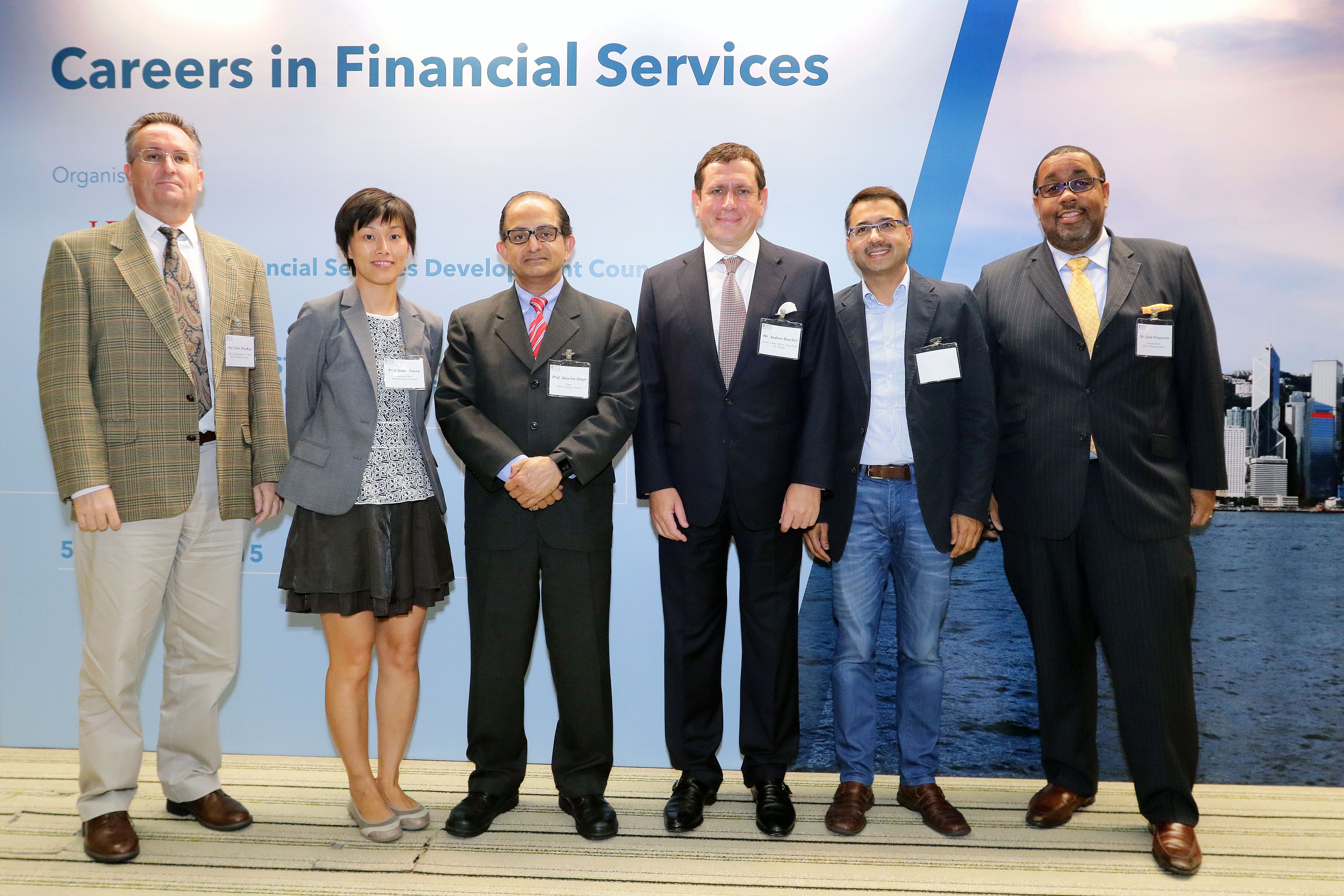  Andrew Butcher先生及科大商學院院長邢吉天教授(中)與學院管理層合照，(左起)科大金發局代表麥卡爾教授、本科課程副院長劉夢琳教授、財務學系署任系主任高偉翰教授、工商管理及理學碩士課程副院長霍格信。