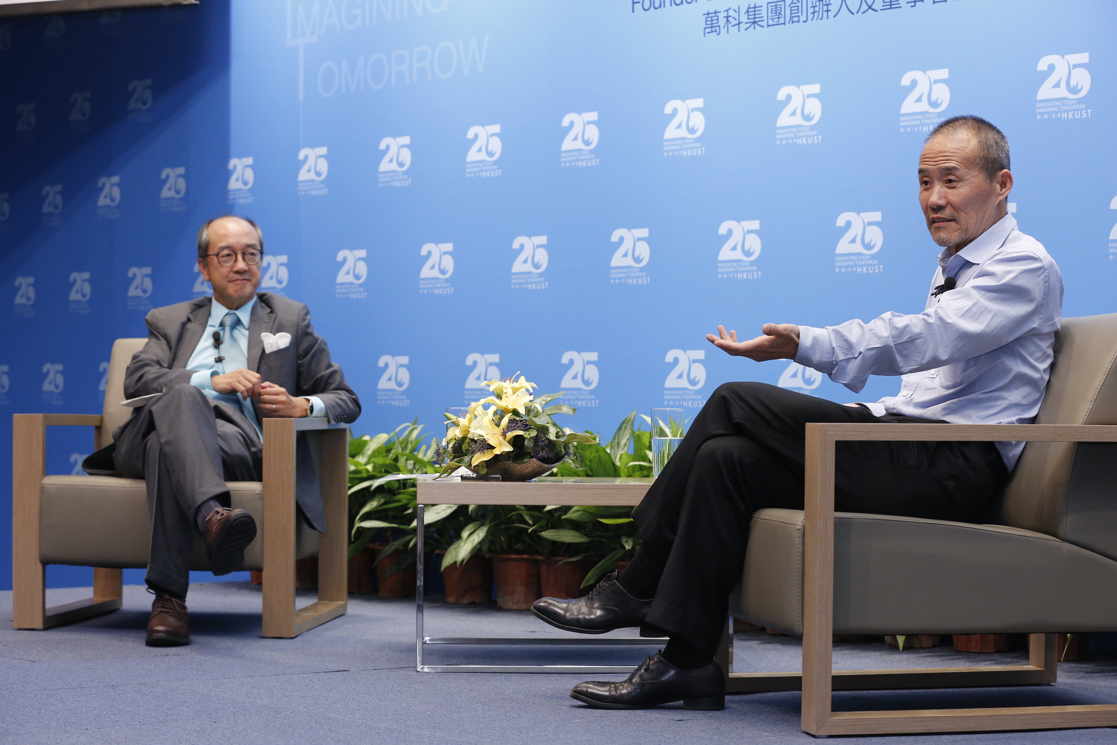  Mr Wang Shi (right) talks about “Choosing Your Own Path” at HKUST 25th Anniversary Distinguished Speakers Series.