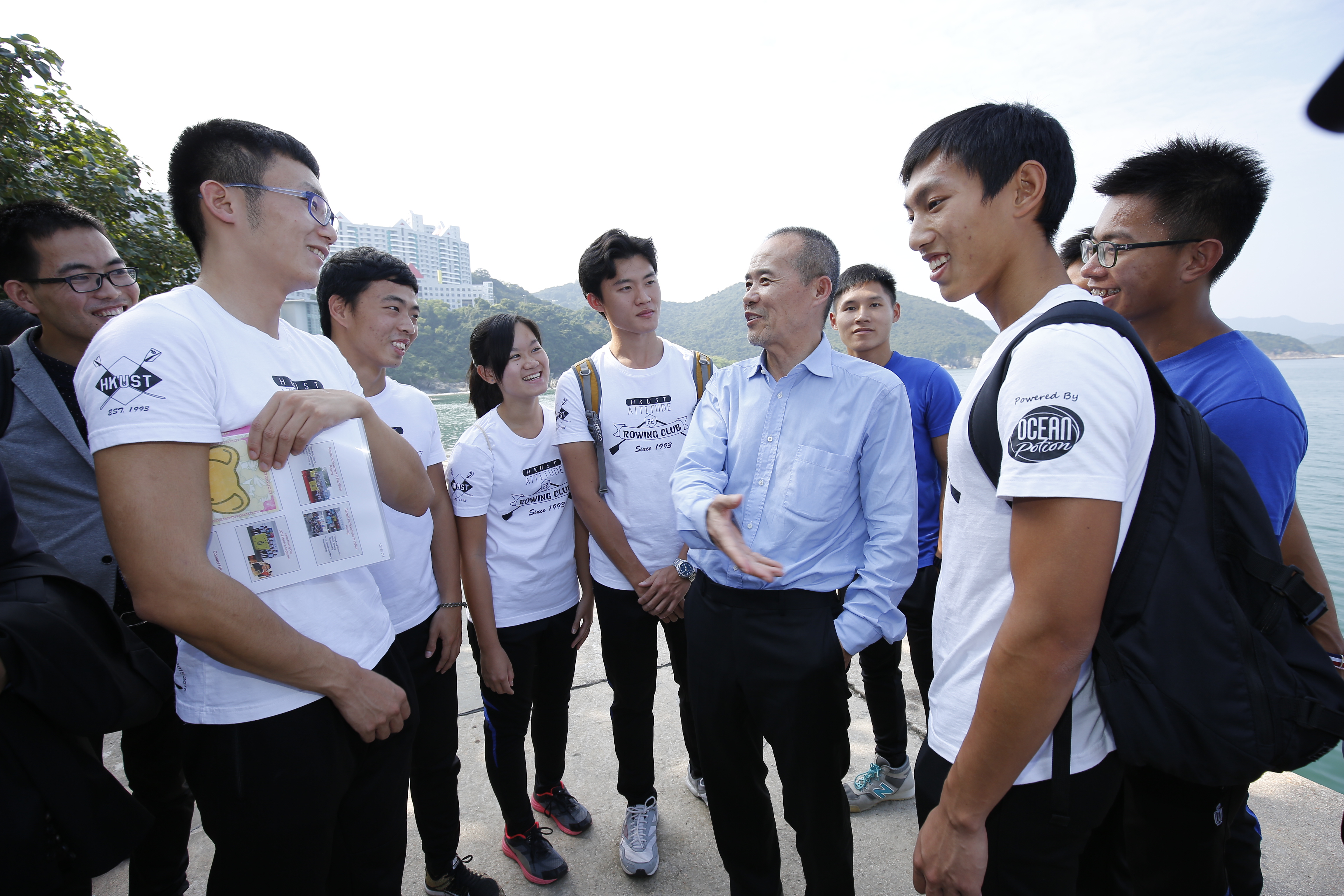  Mr Wang Shi (4th from right) shares his experience with HKUST students at the Water Sports Center.