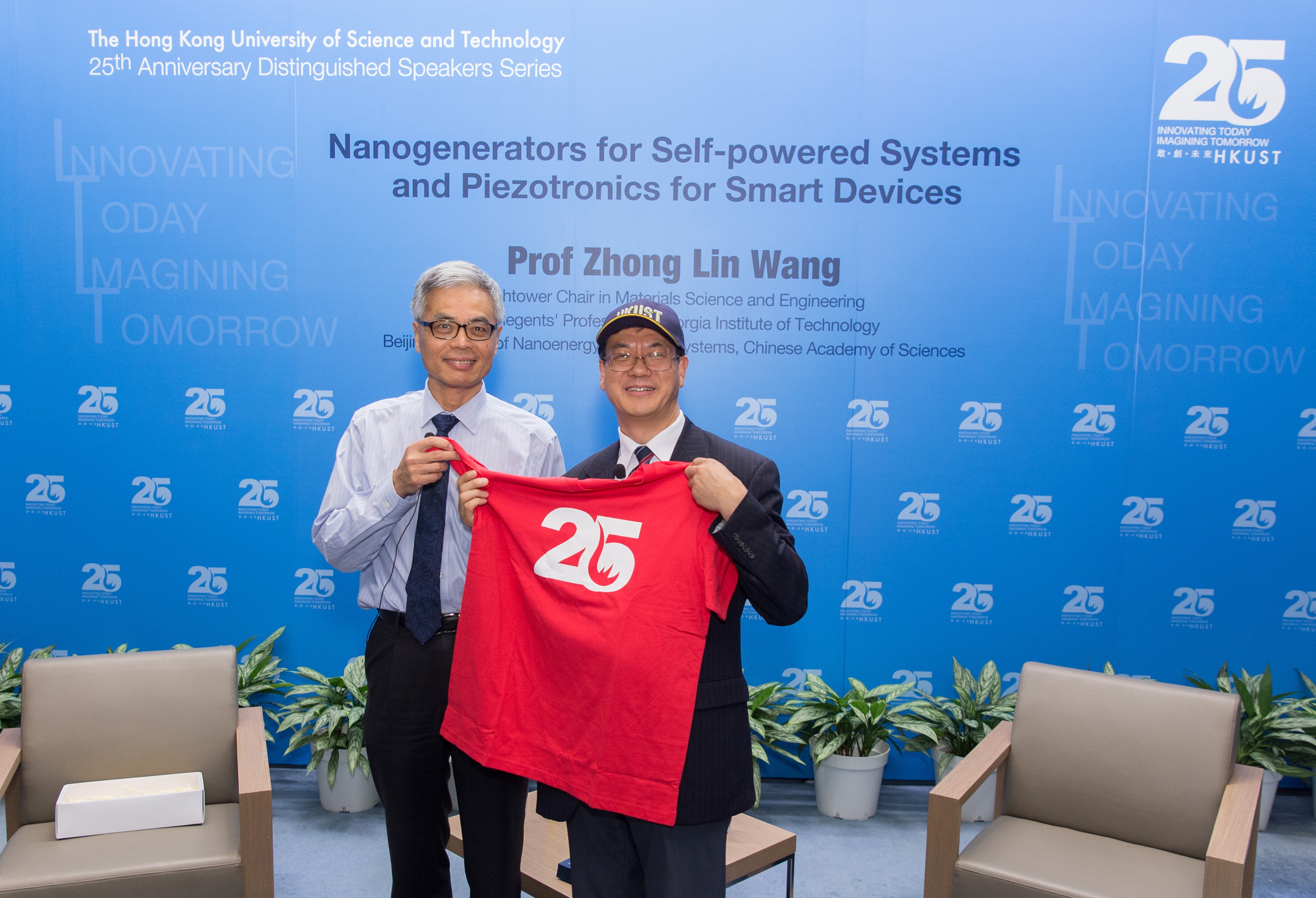  Executive Vice-President and Provost Prof Wei Shyy (left) presents HKUST 25th Anniversary souvenirs to Prof Zhong Lin Wang.