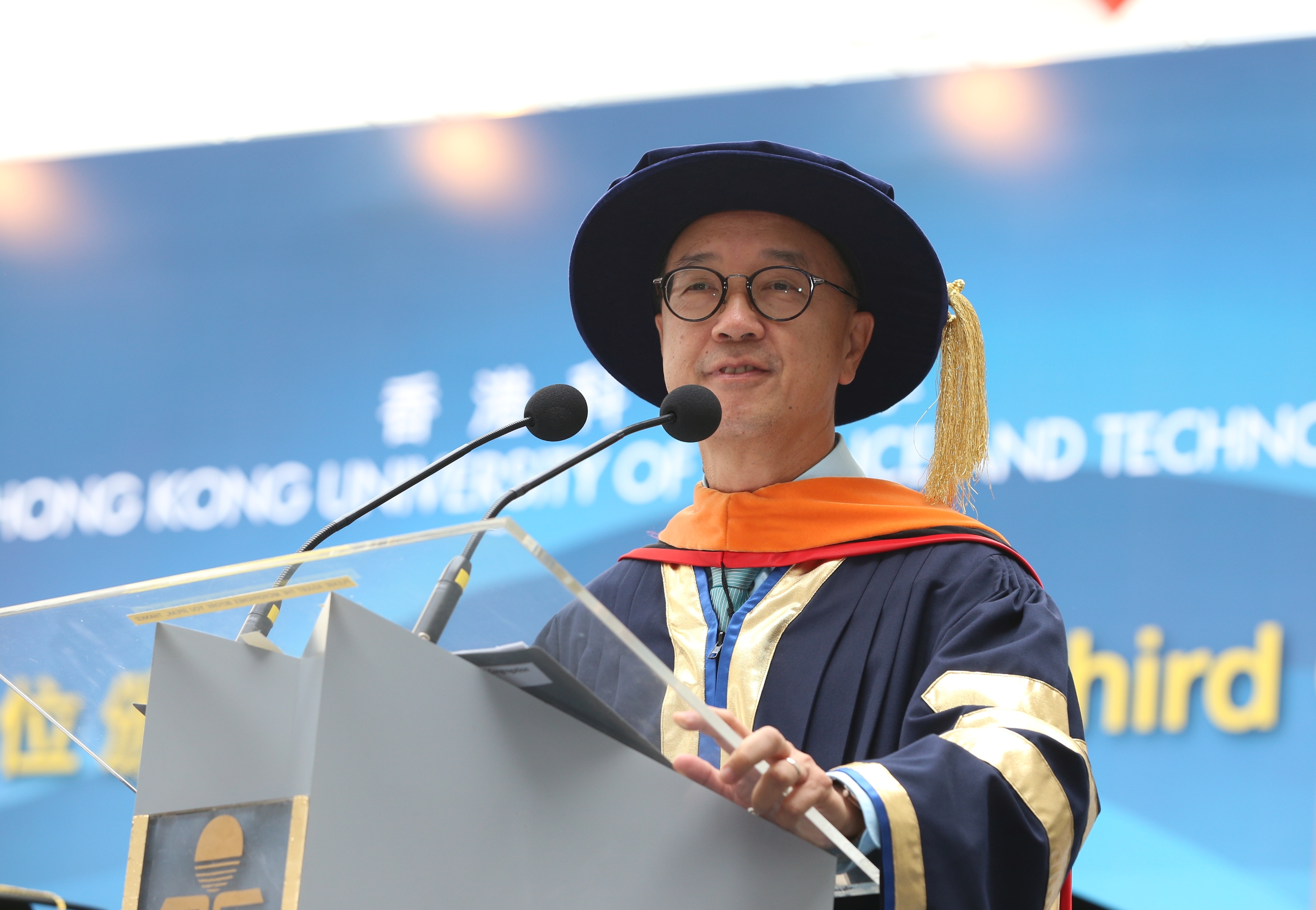  President Prof Tony F Chan congratulates the graduates.