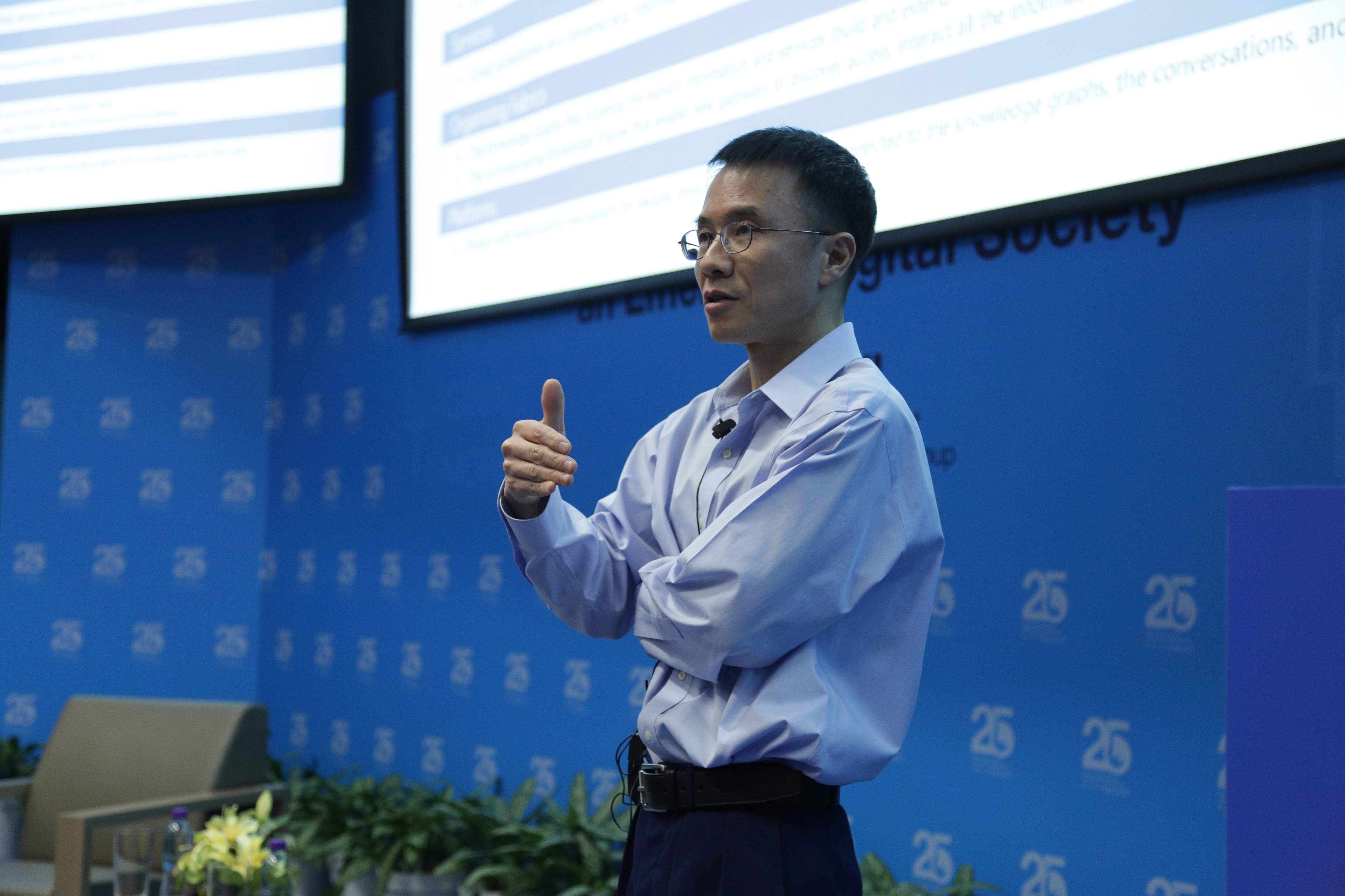  Dr Qi Lu talks about “The Anatomy of an Emerging Digital Society” at HKUST 25th Anniversary Distinguished Speakers Series.