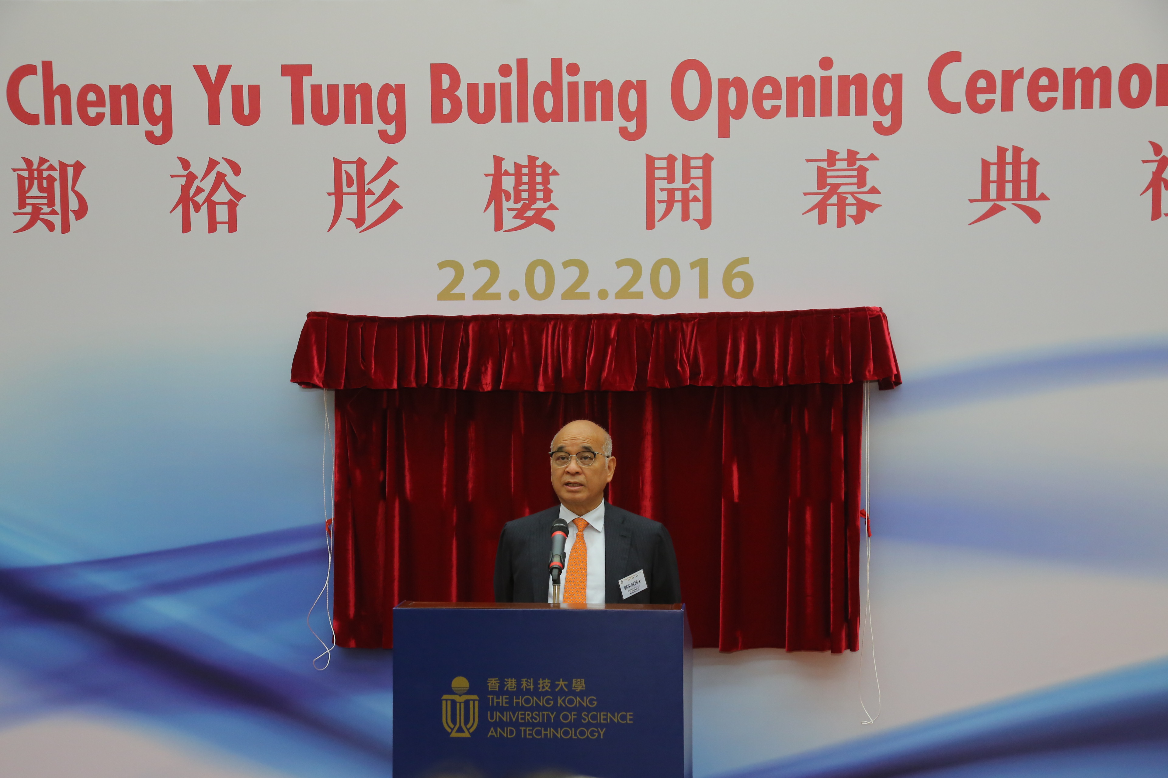  Dr Henry Cheng Kar-shun addresses the audience at the opening ceremony.
