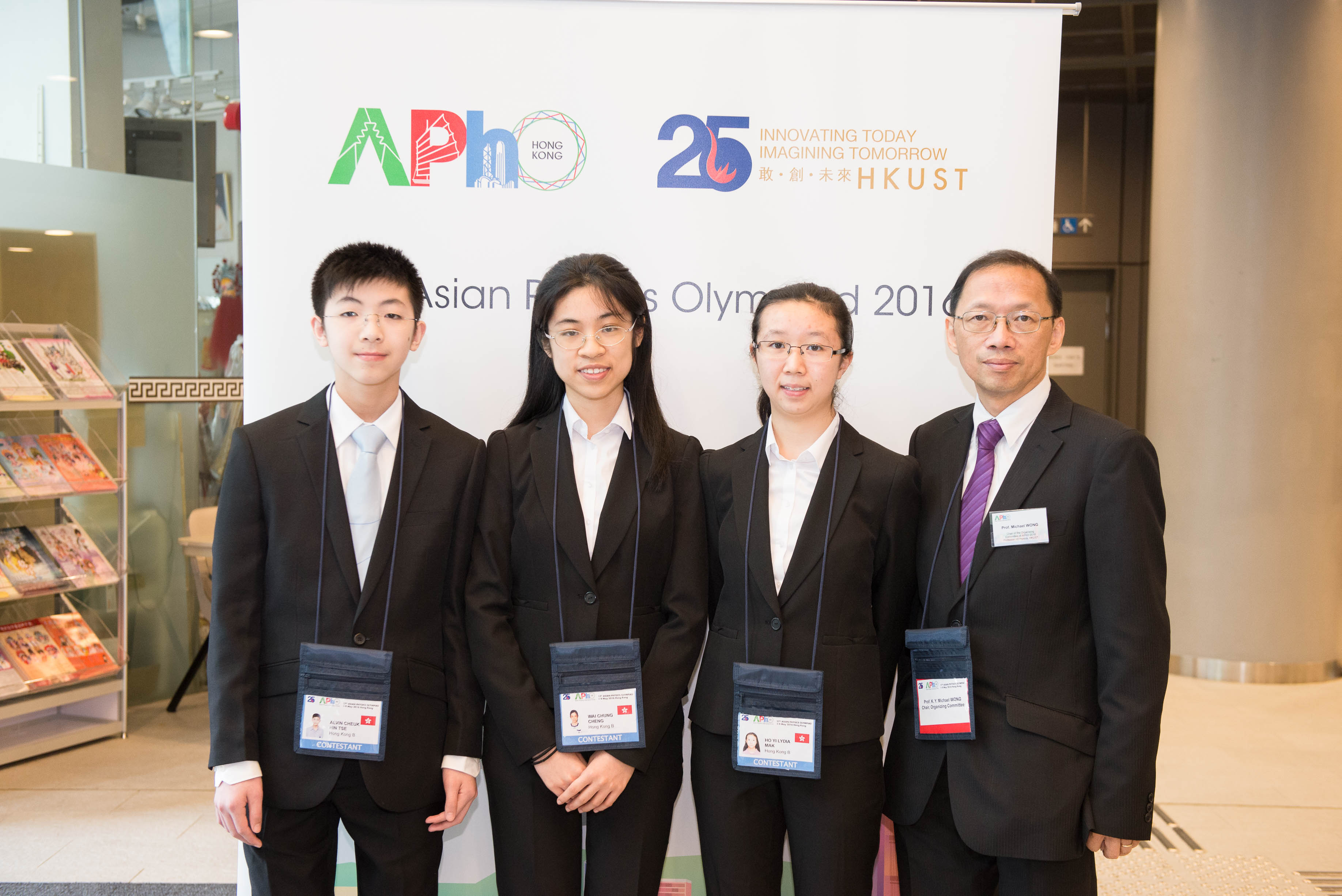  王国彝教授(右)及香港队成员