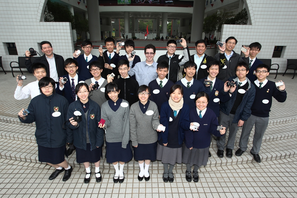  Students from local schools are ready to take some great shots on HKUST campus.