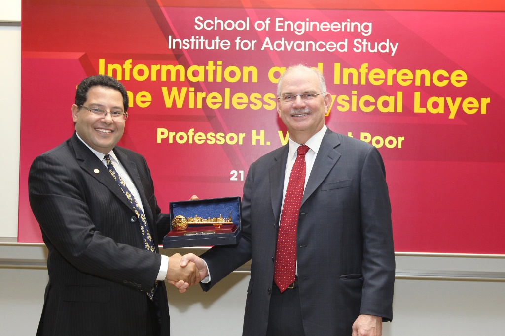 李 德 富 教 授 頒 贈 紀 念 品 予 Vincent Poor 教 授	