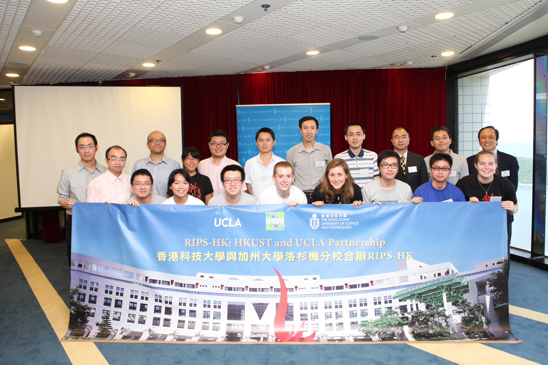  RIPS-HK participants from Hong Kong and the US working with academic and industrial mentors on real-life problems presented by Huawei, BGI and MetLife