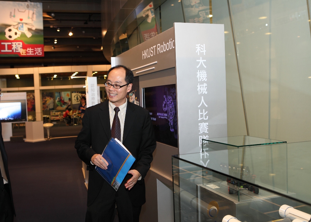  Prof Roger Cheng, Associate Dean of Engineering, introduces the exhibits.