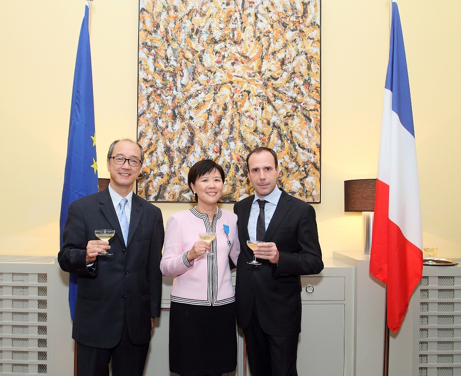  (From left) HKUST President Tony F Chan, Prof Nancy Ip and Mr Arnaud Barthélémy at the bestowal ceremony
