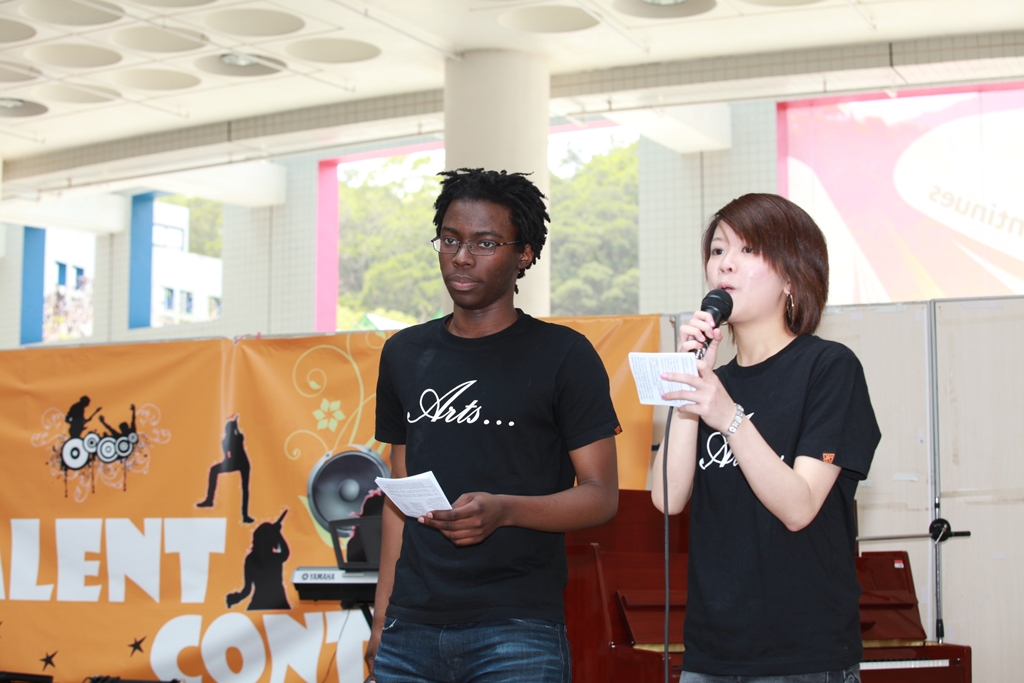  The MCs in seamless collaboration.