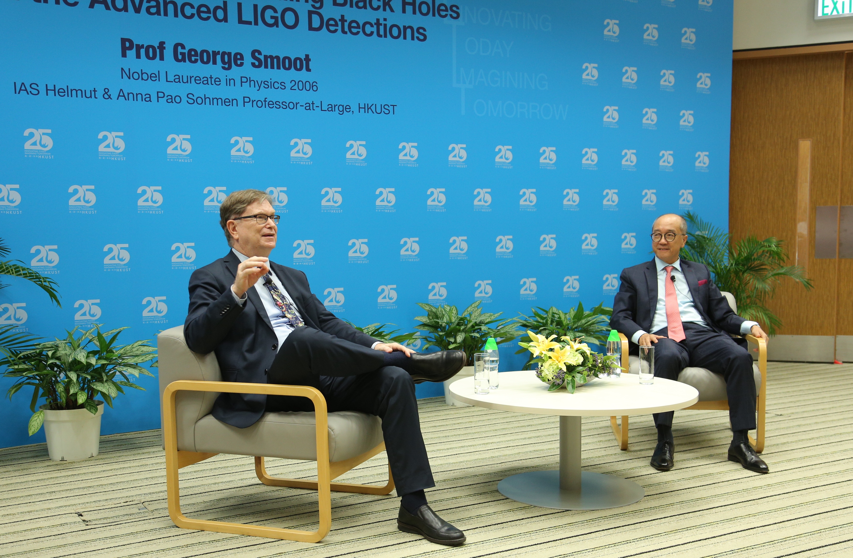  Prof George Smoot (Left) and HKUST President Prof Tony F Chan in discussion