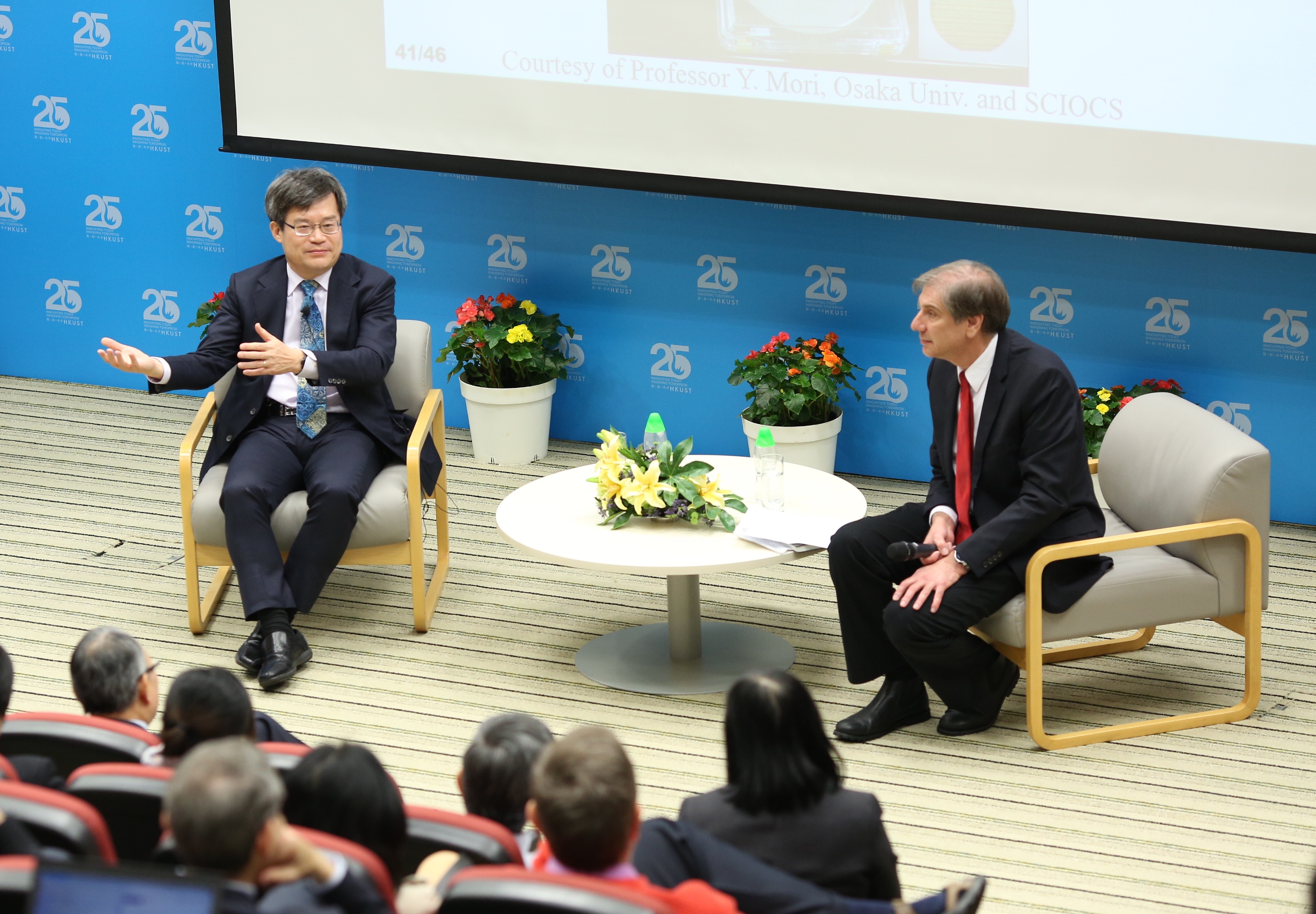  Prof Hiroshi Amano (Left) and Prof Andrew Cohen, Director of HKUST Jockey Club Institute for Advanced Study, in a panel discussion