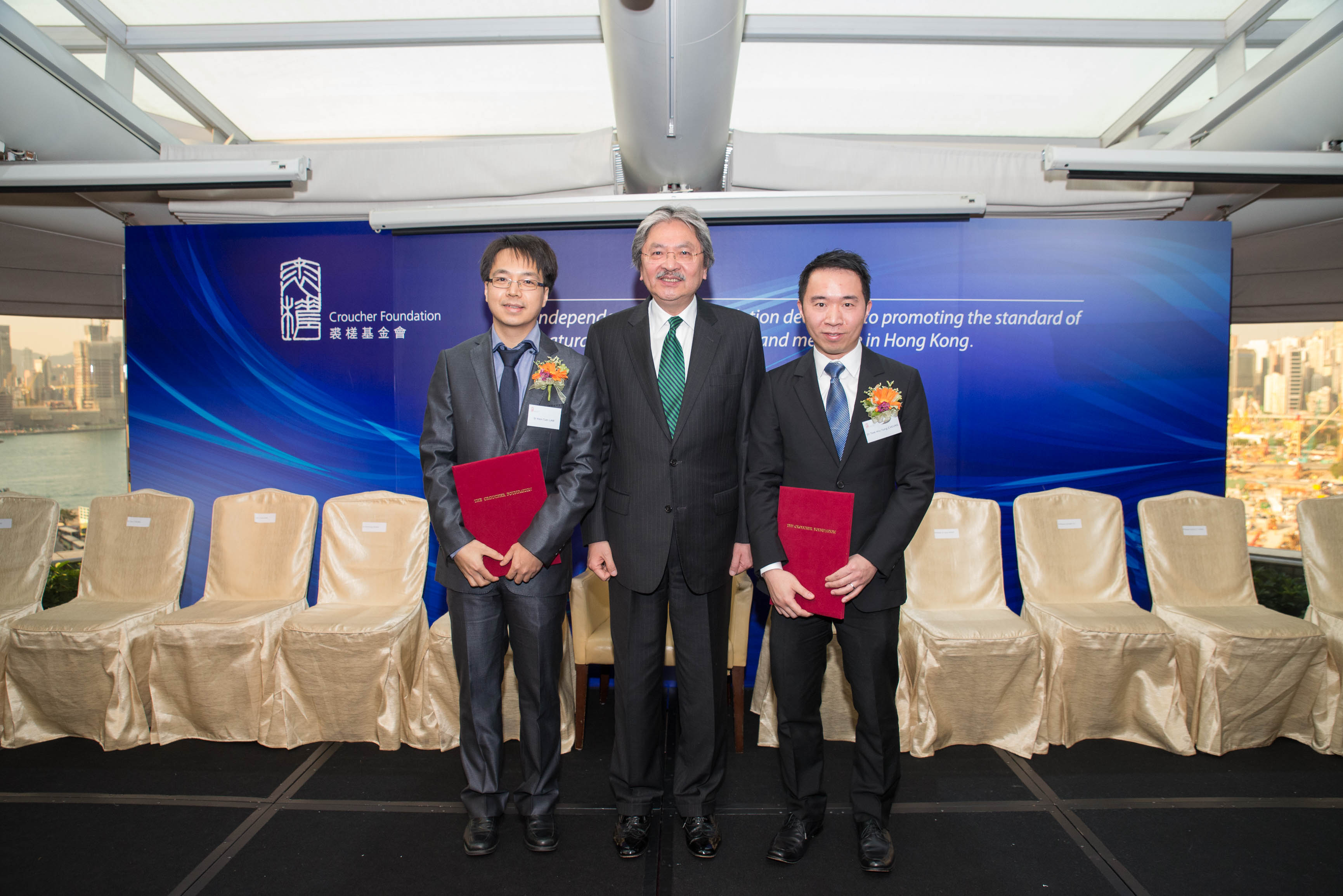  (From Left) Dr Kam Tuen Law; Mr John Tsang Chun-wah, Financial Secretary of the HKSAR Government and Dr Tom Hiu Tung Cheung.