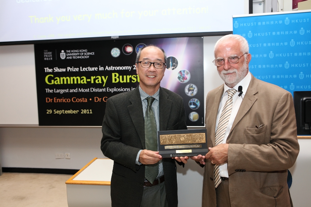 科 大 校 长 陈 繁 昌 教 授 致 送 纪 念 品 予 科 斯 塔 博 士	