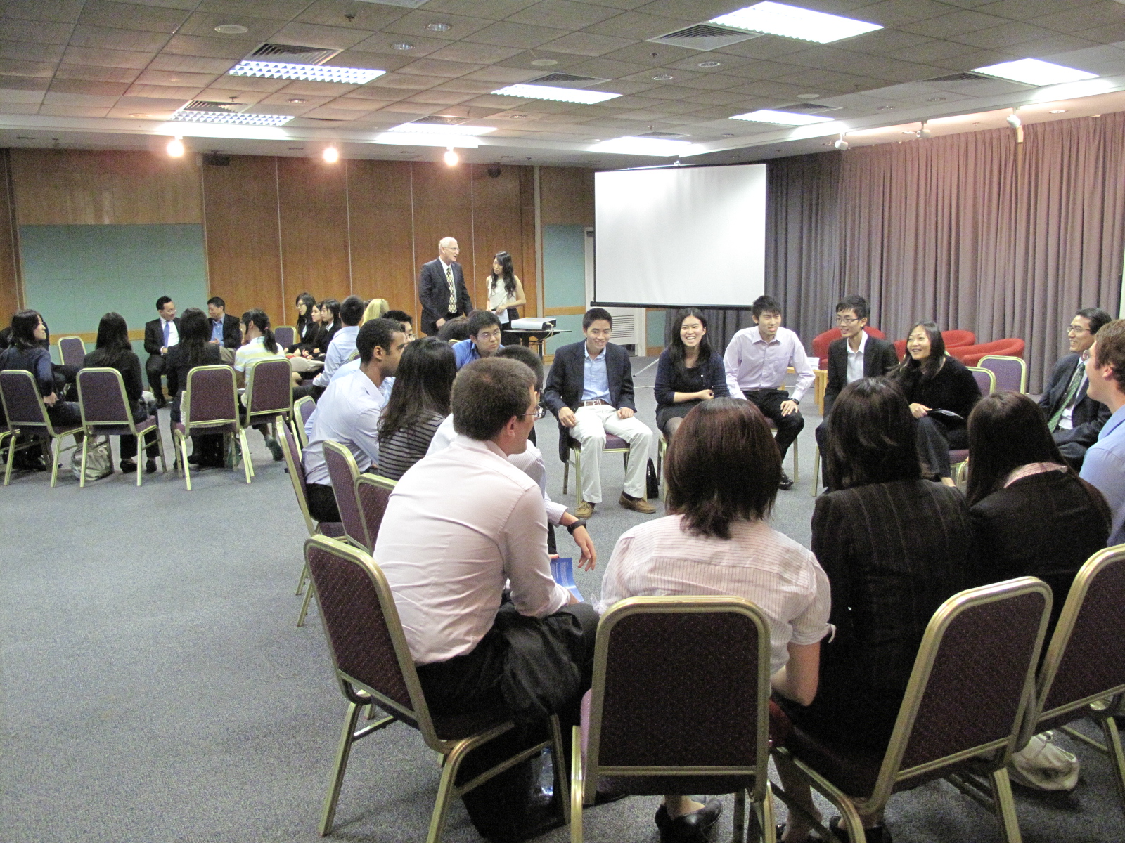  与会学生参与以离岸人民币市场发展为主题的专题座谈会。