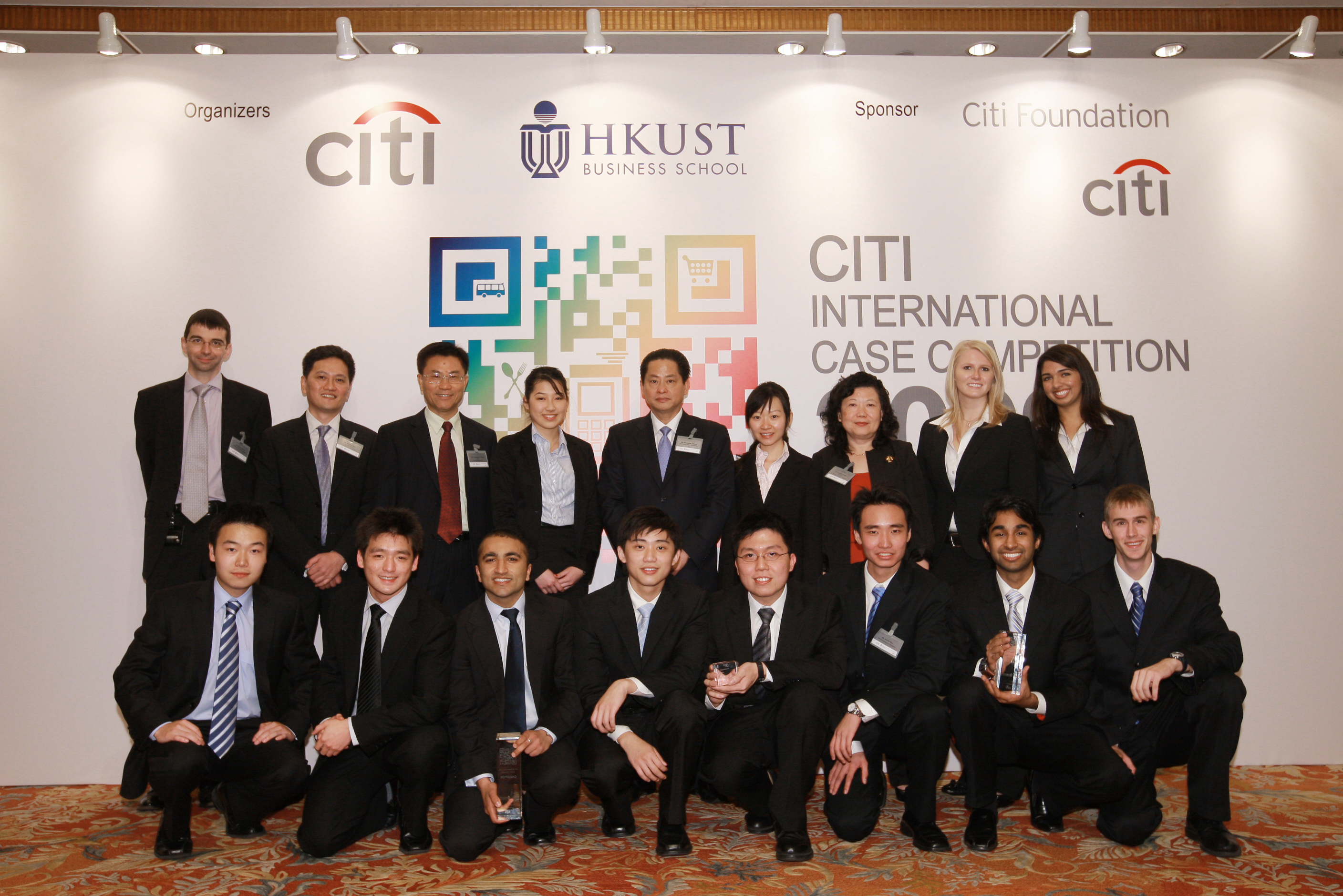  冠、 亞、季三支隊伍與其導師及花旗集團香港區行長章晟曼(後排中)、 香港科大商學院院長鄭國漢教授(後排左起第三人)、八達通控股有限公司甘志深先生(後排左起第二人)及孟安同先生(後排最左)合照。
