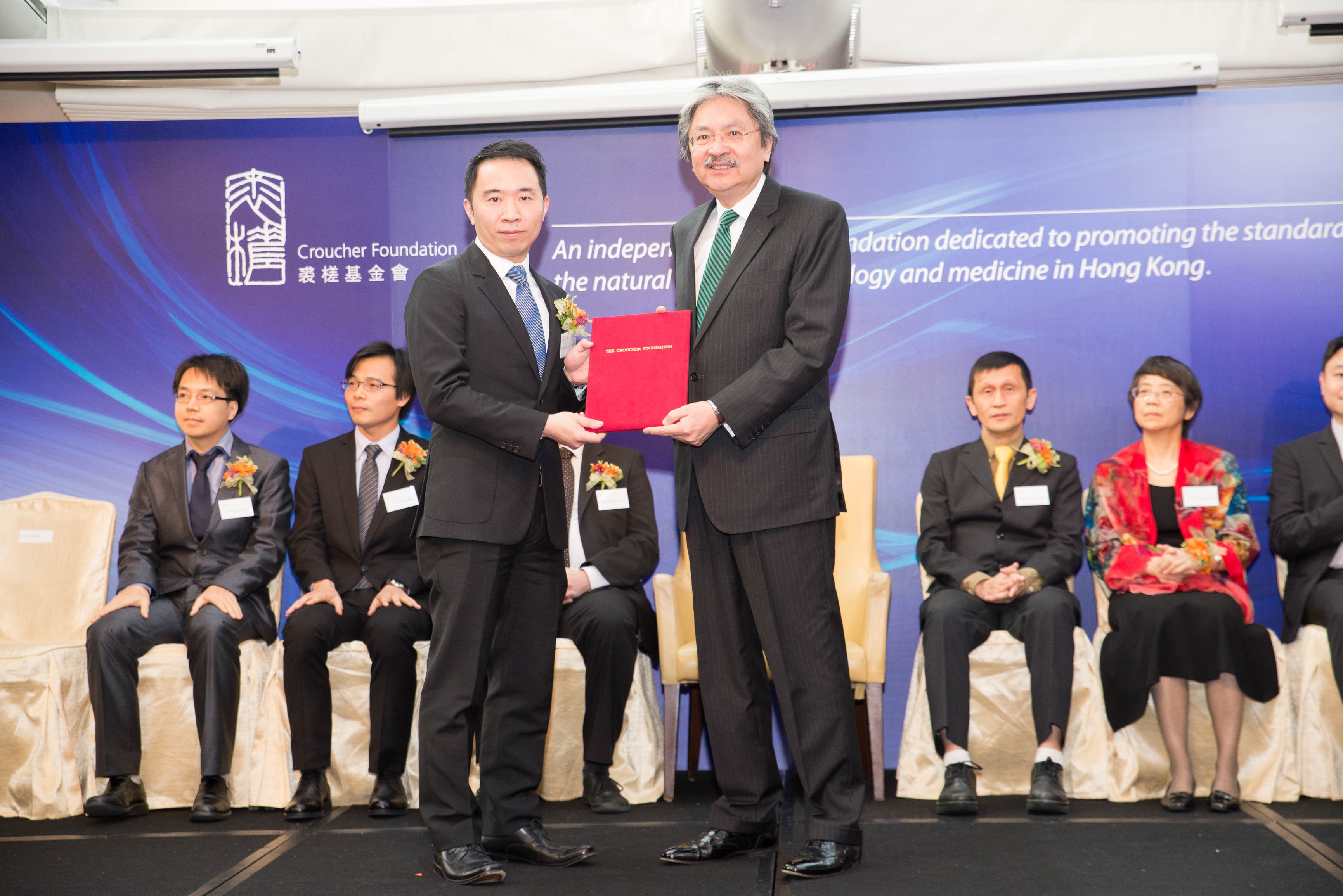  (From Left) Dr Tom Hiu Tung Cheung and Mr John Tsang Chun-wah, Financial Secretary of the HKSAR Government.