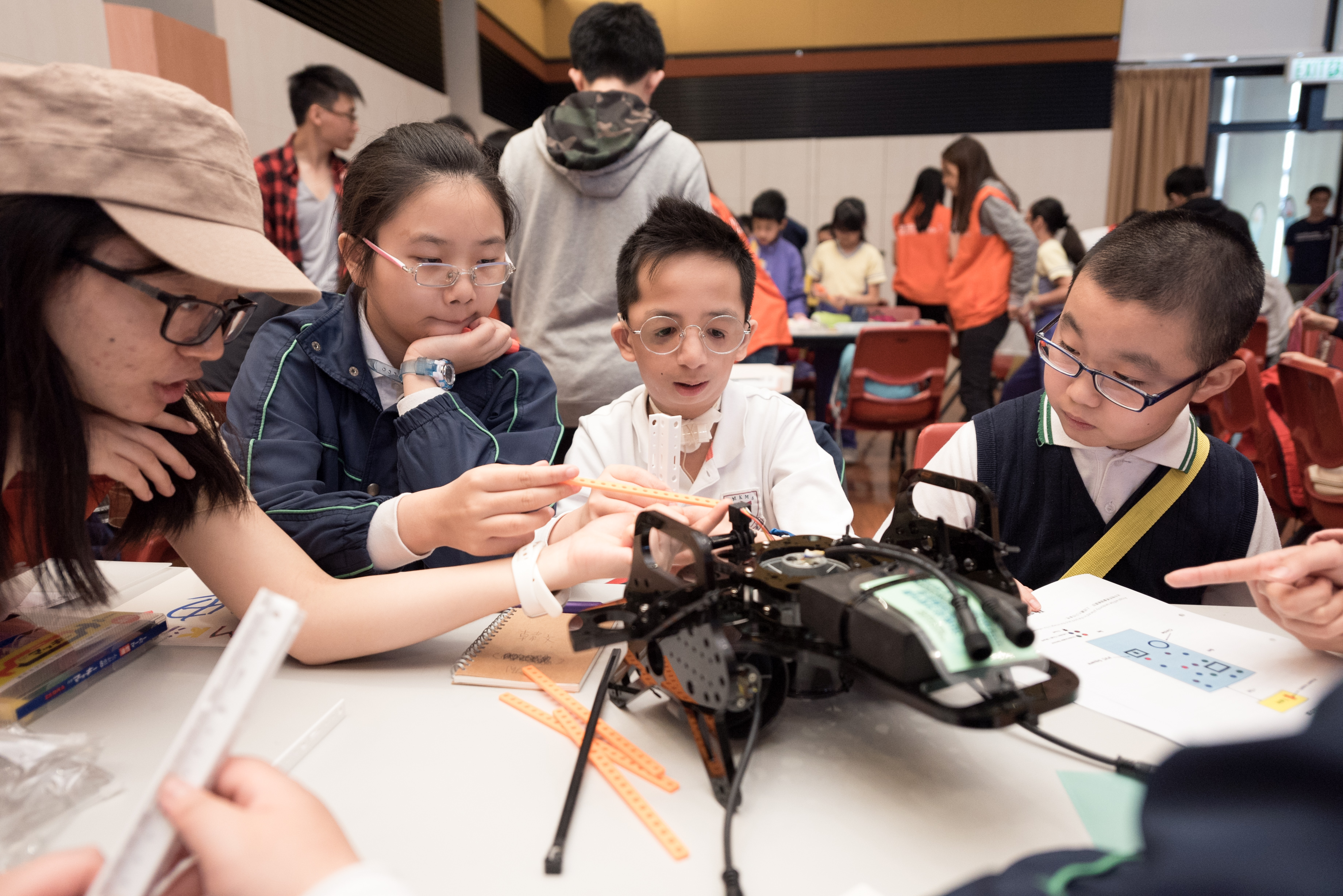  Students are trying to improve the performance of their robot.