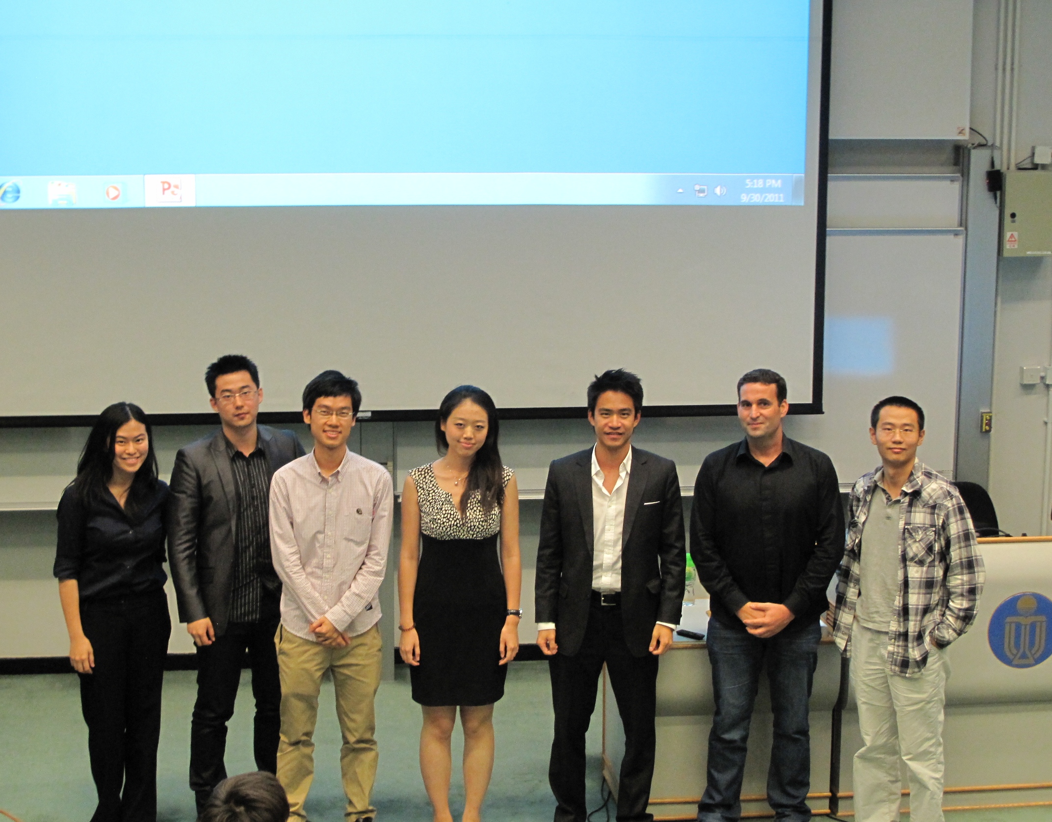  六位年轻的创业者跟与会学生交流创业历程和经验。