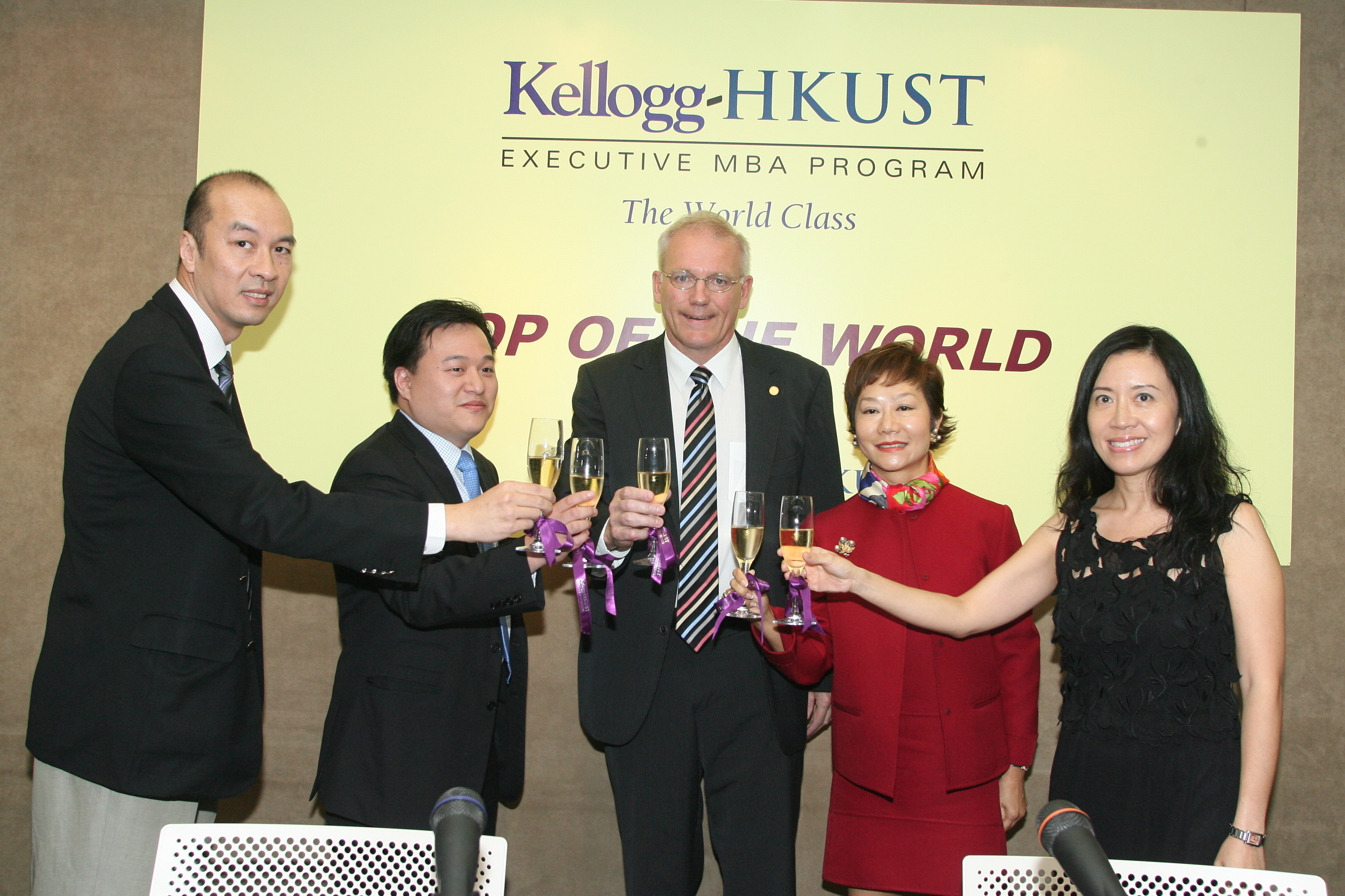  Toasting the success of the program are: (from left) Steve Siu, CIO, Director Information System Department, Orient Overseas Container Line Ltd, Mark Chen, Senior Managing Director, Head of Private Equity, AP, GE Capital, Steven DeKrey, Senior Associate Dean of HKUST Business School