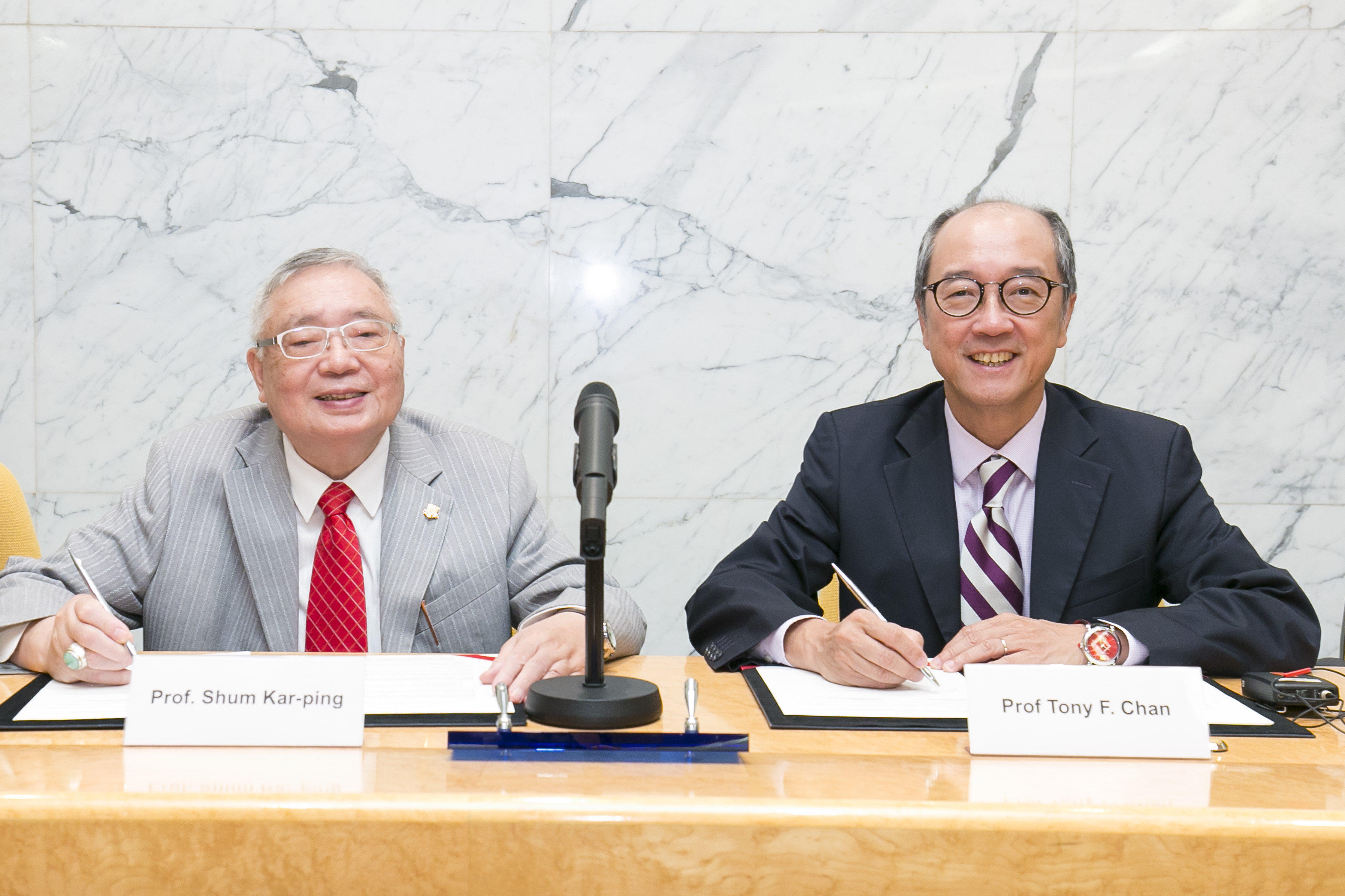  President Prof Tony F Chan (right) signed a hosting agreement with IMOHKCL Director Prof Shum Kar-ping for the 57th International Mathematical Olympiad