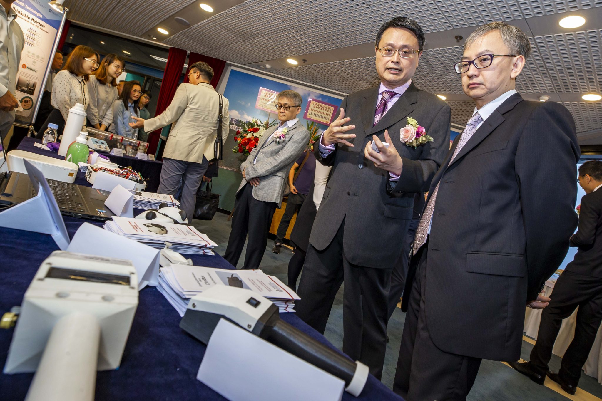  The opening ceremony was followed by an introduction session by Prof King Lun Yeung, Associate Dean of Engineering (Research &amp; Graduate Studies), on his team’s research projects, and with his students giving demonstrations of the smart disinfection technologies developed at HKUST.