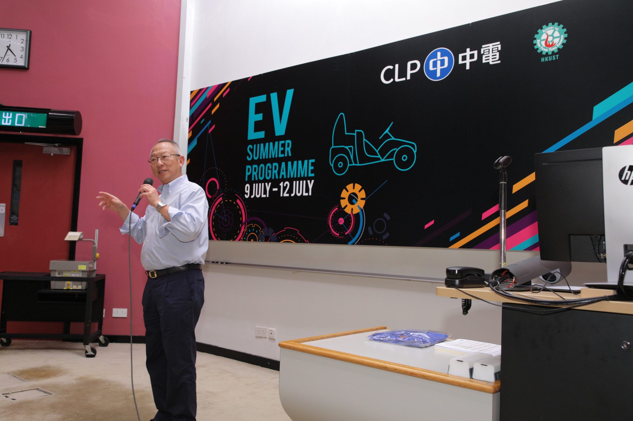  鍾志平教授在頒獎禮上致詞。