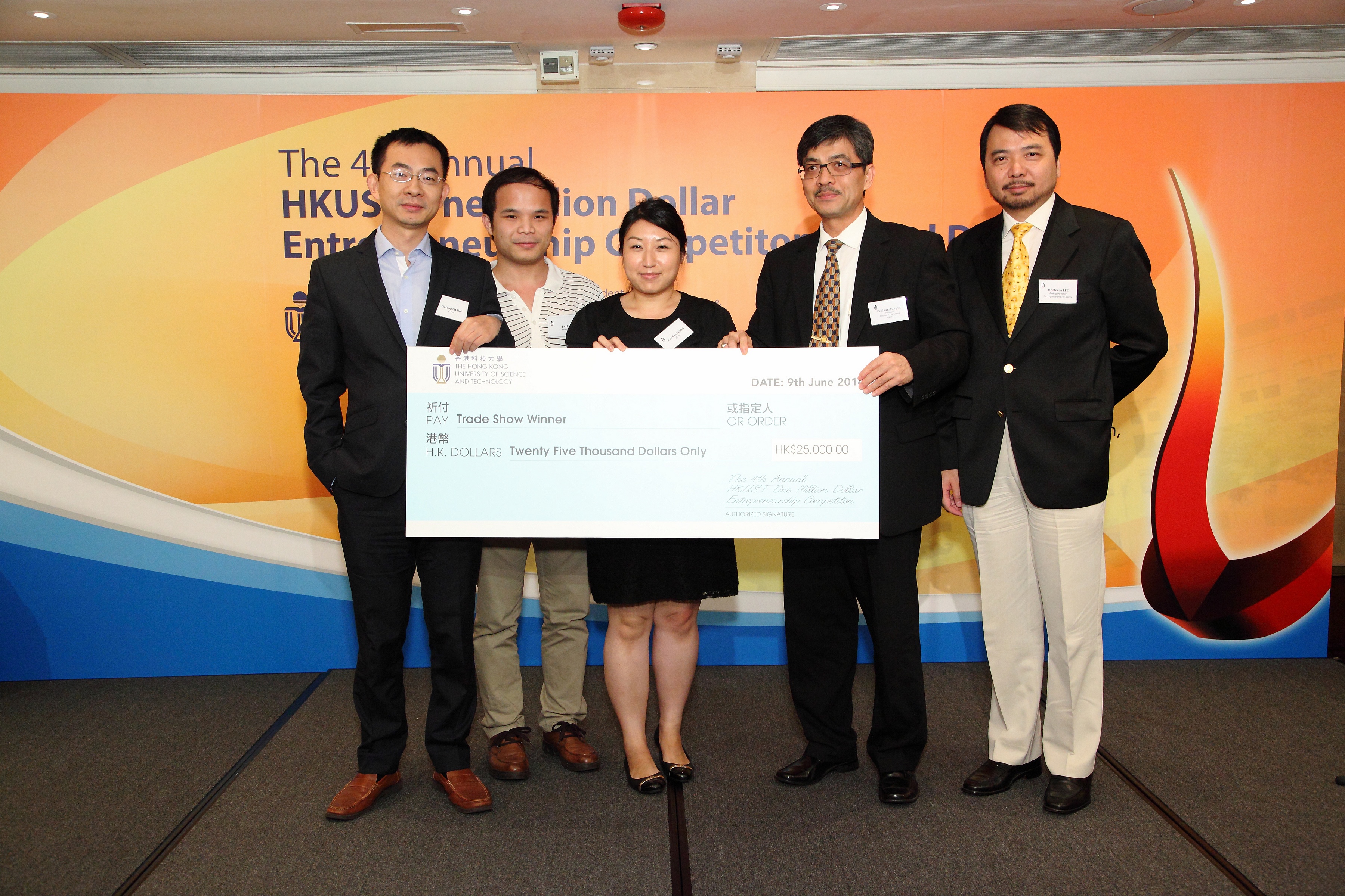  Prof Kam-ming Ko (second right) from the Division of Life Science, representing the School of Science, presents the “Trade Show Prize” to eTron.