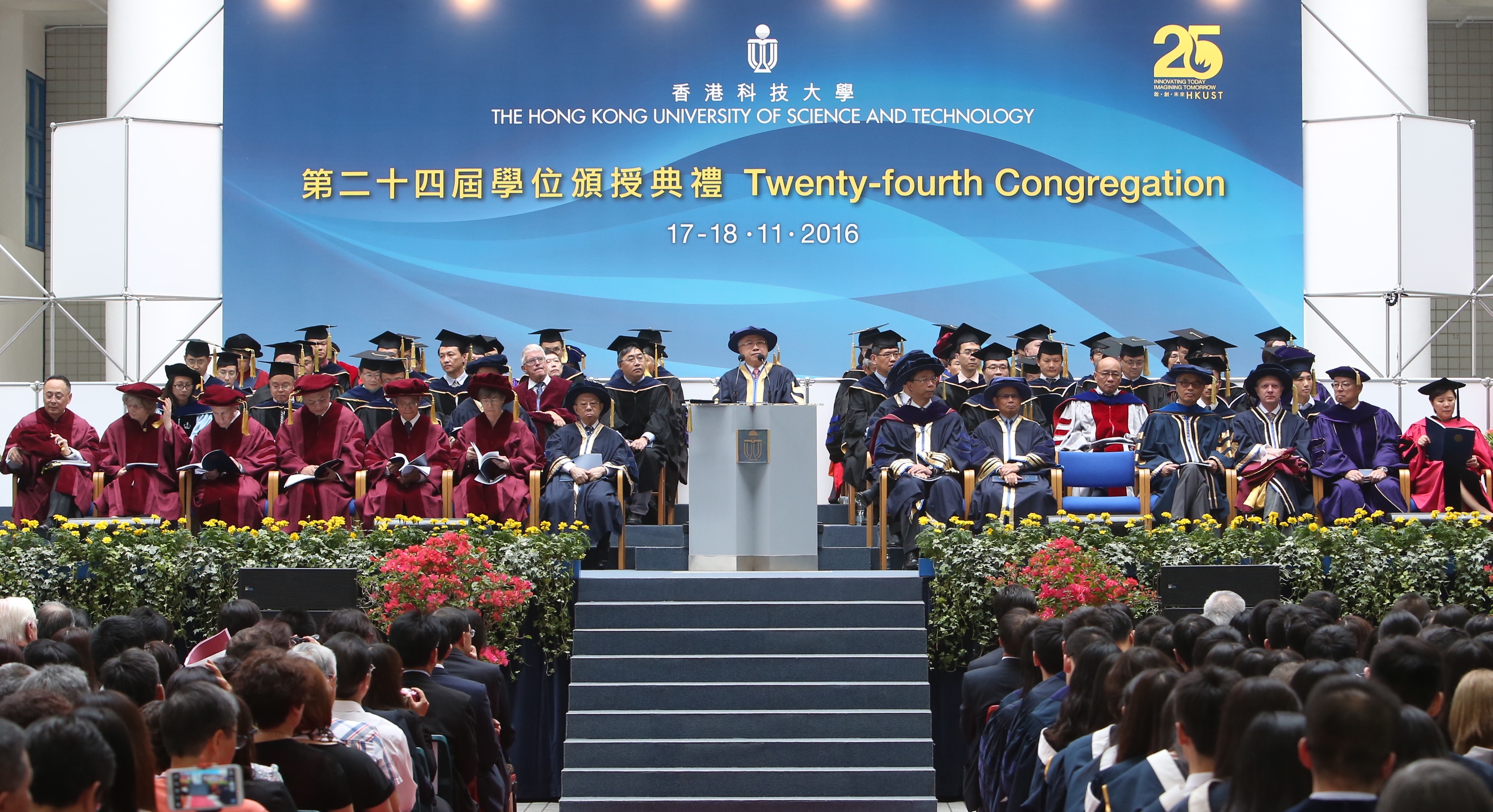  HKUST Council Chairman the Honourable Andrew Liao Cheung-sing (middle) officiates the Congregation.