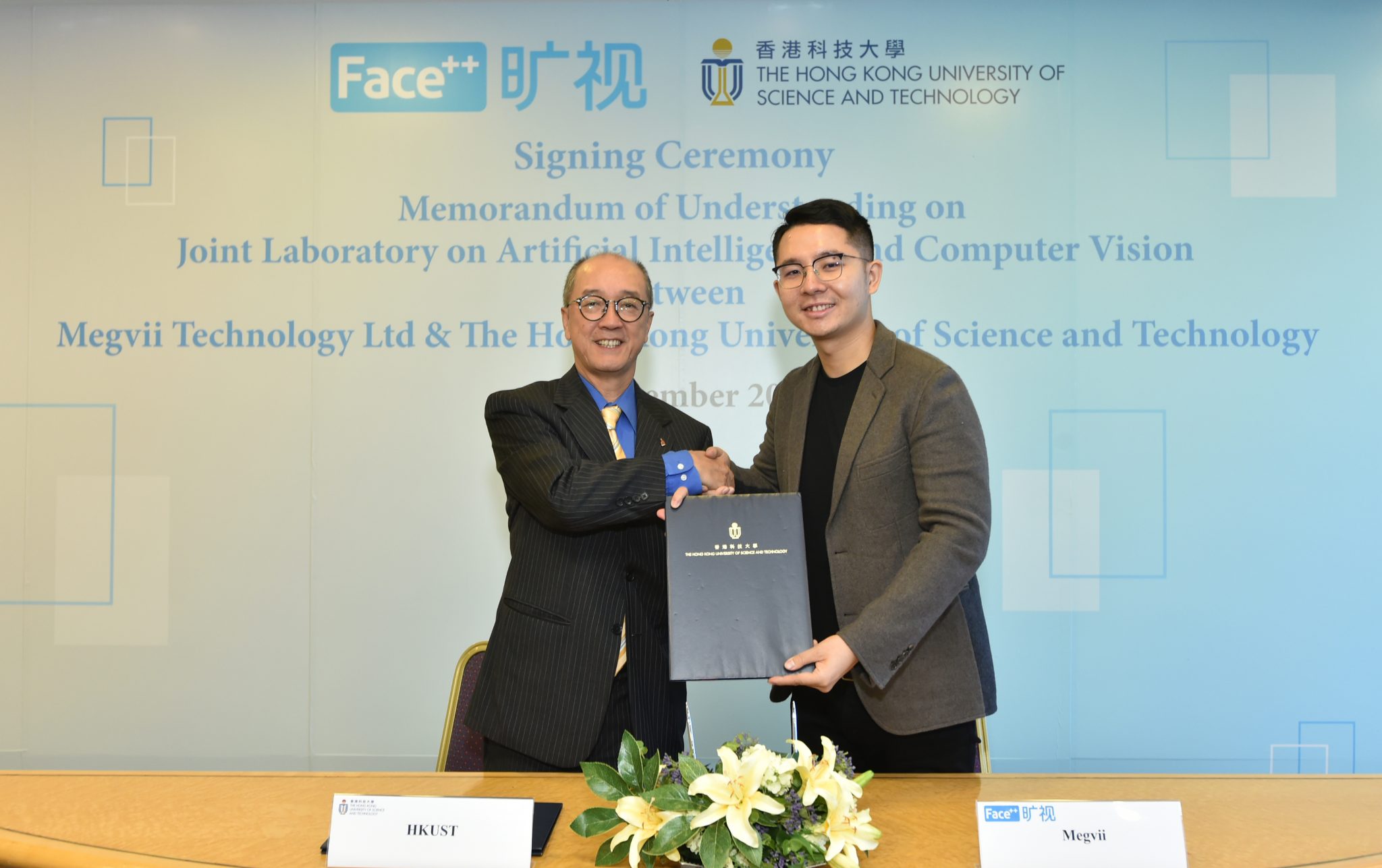  HKUST President Prof Tony F Chan (left) and Megvii Co-founder and CEO Mr Yin Qi sign a MOU on establishing a joint laboratory.