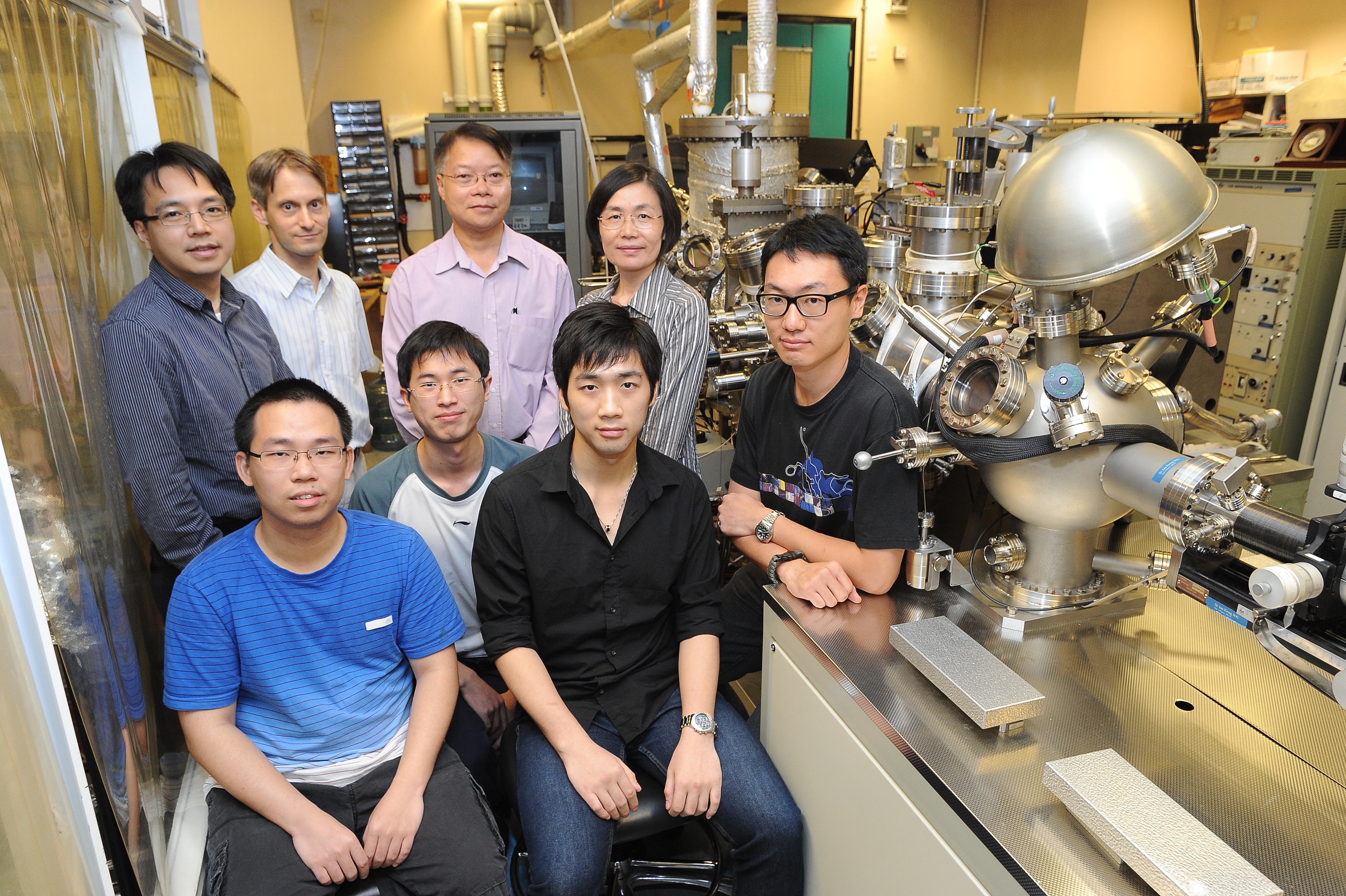  物理學系研究團隊：（後排左起）羅錦團教授、Rolf Lortz教授、蘇蔭強教授、王建農教授，以及他們的研究生（前排）。