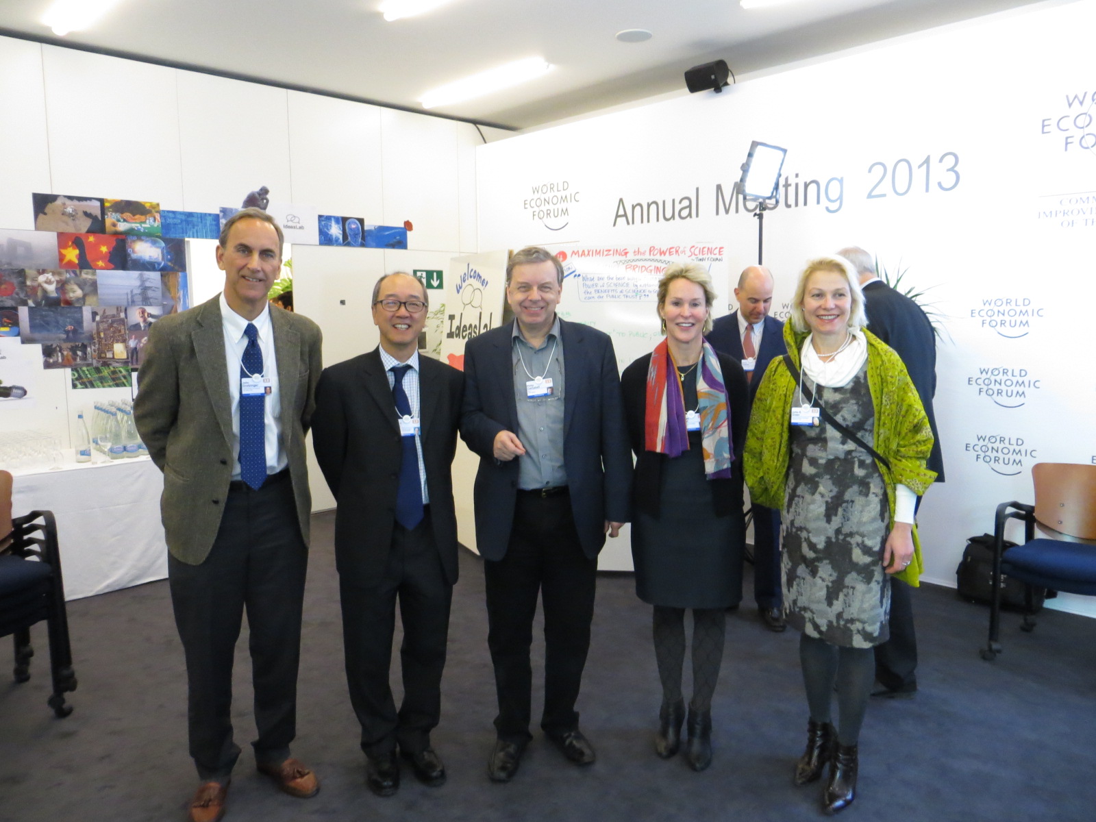 陈 繁 昌 校 长 与 母 校 美 国 加 洲 理 工 学 院 的 多 位 学 者 出 席 世 界 经 济 论 坛 年 会 。