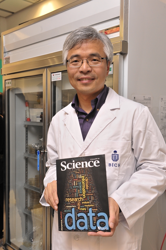 張 明 傑 教 授 及 刊 載 他 及 研 究 團 隊 的 論 文 的 最 新 一 期 《 科 學 》 。	