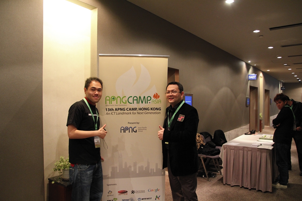  Matthew Hui of HKUST (left) and Mr Ching Chiao, Vice-President of DotAsia, the organizer of the NetMission Ambassadors Program.