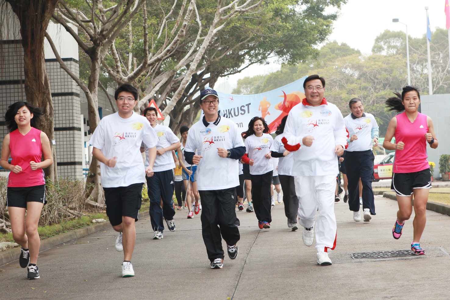 陈 繁 昌 校 长 （ 前 排 中 ） 、 黄 玉 山 副 校 长 （ 右 二 ） 与 学 生 会 会 长 何 俊 贤 （ 左 二 ） 。	