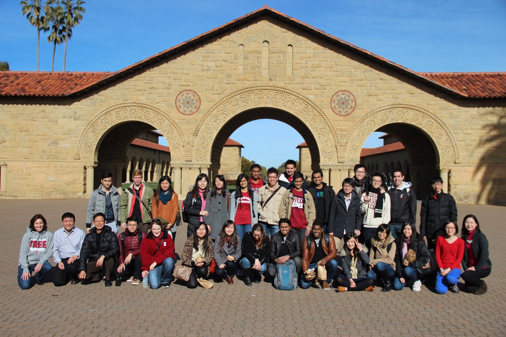 环 球 制 造 业 管 理 课 程 毕 业 班 合 照 。