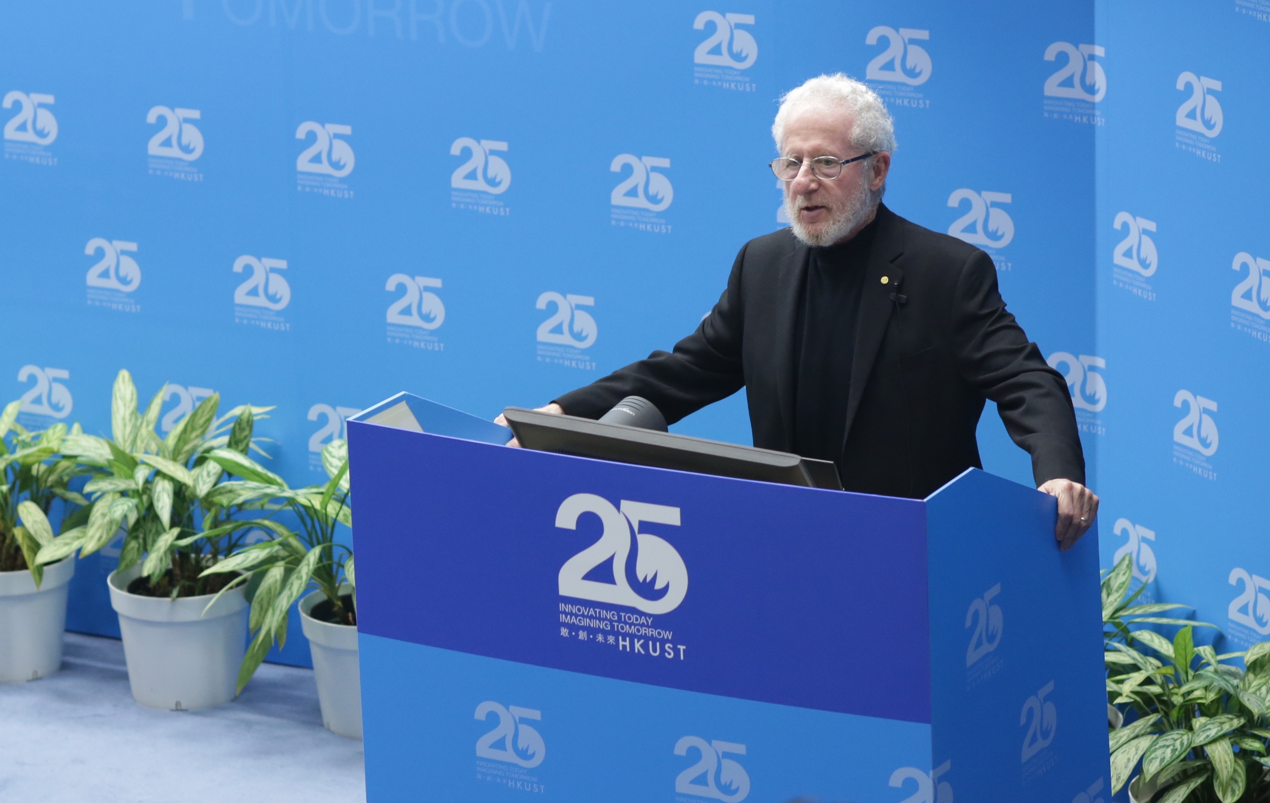  Nobel Laureate in Chemistry Prof Alan J Heeger talks about “Creativity, Discovery and Risk - Nobel Prizes Past and Future” at HKUST 25th Anniversary Distinguished Speakers Series.