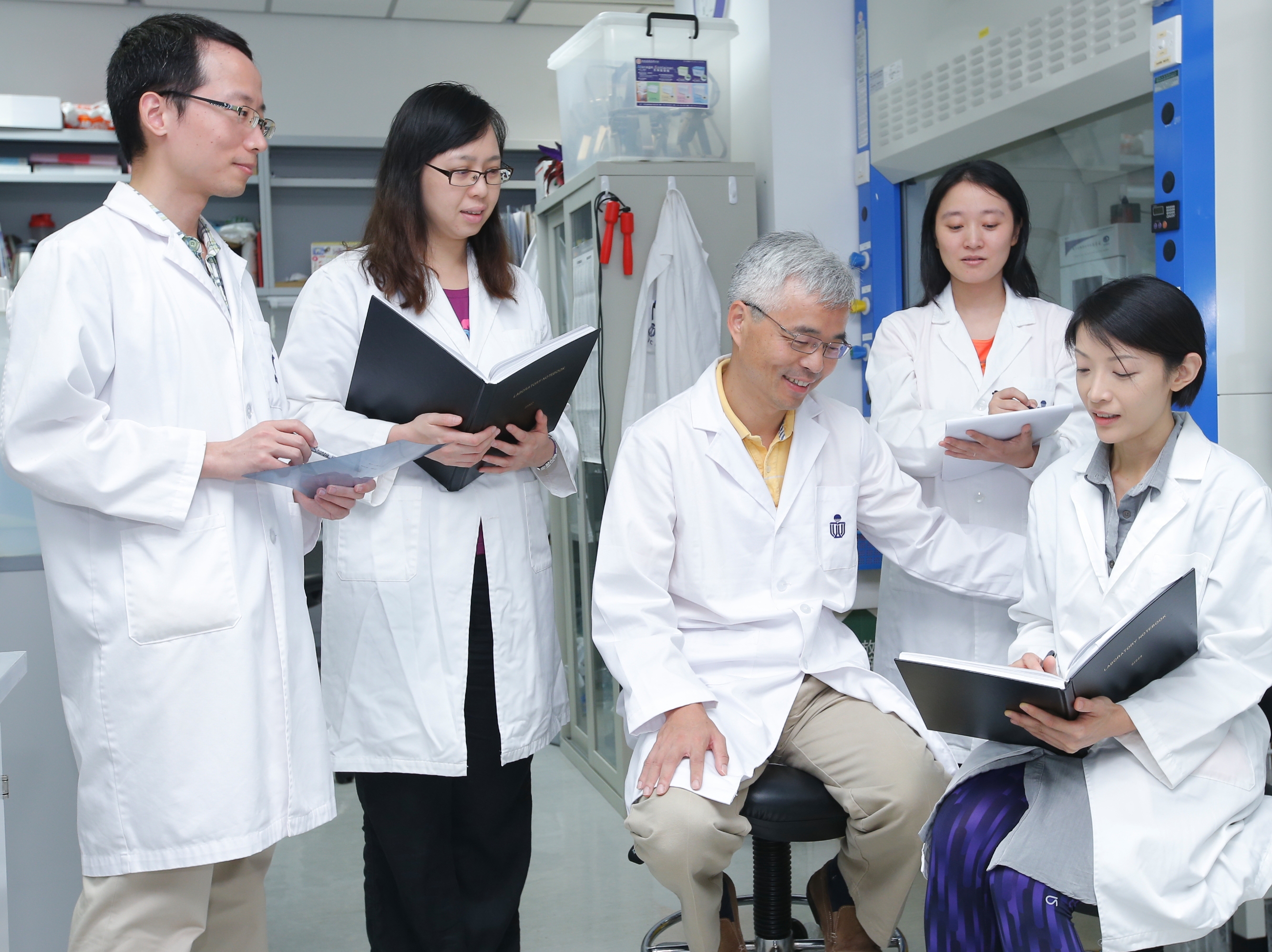  Prof Mingjie Zhang (middle) and the IAS HKUST-Scripps researchers in Hong Kong.