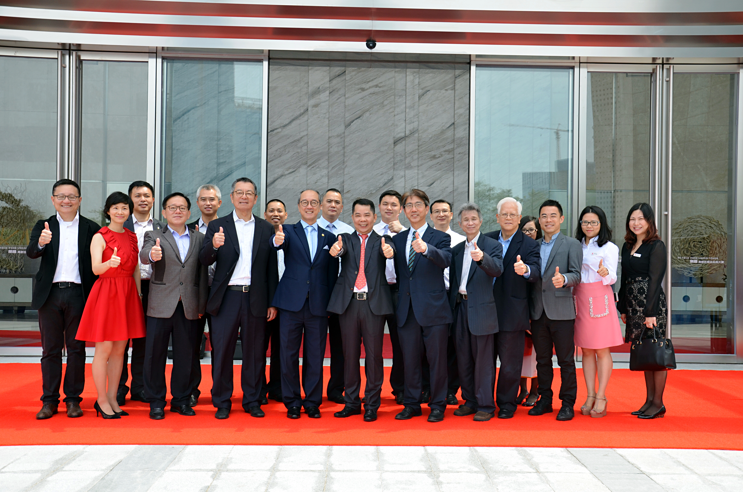  (Front row from third left) Dr Eden Y Woon, Prof Tony F Chan, Mr Yeung Wing Yee, Prof Joseph H Lee and delegation visited Mr Yeung's Shenzhen headquarters in May 2016.