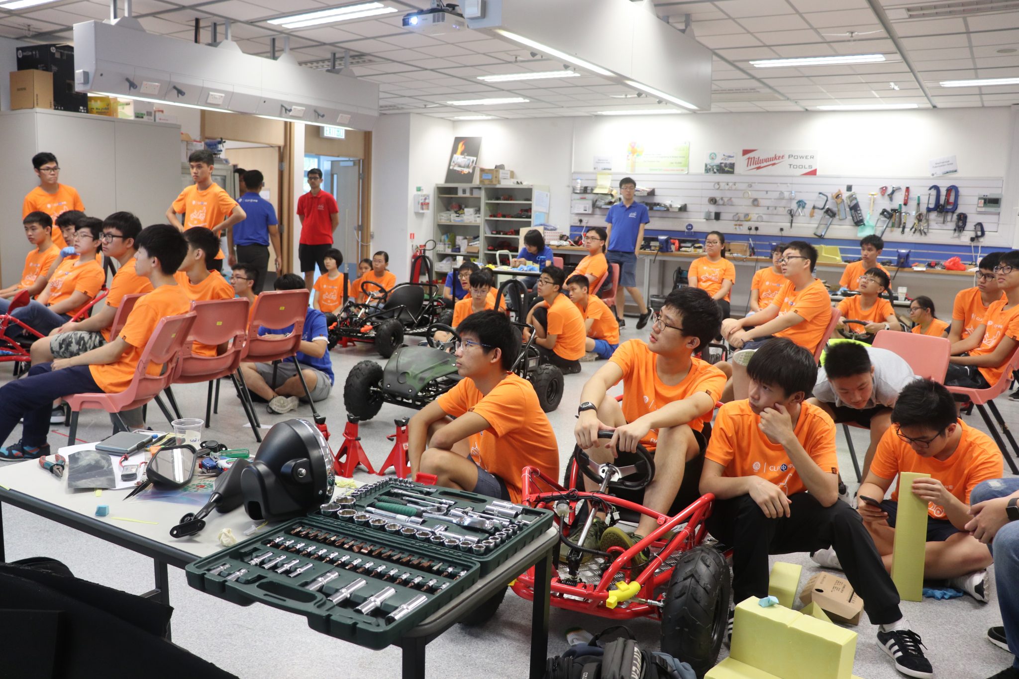  學生學習如何組裝車輛最終部分。
